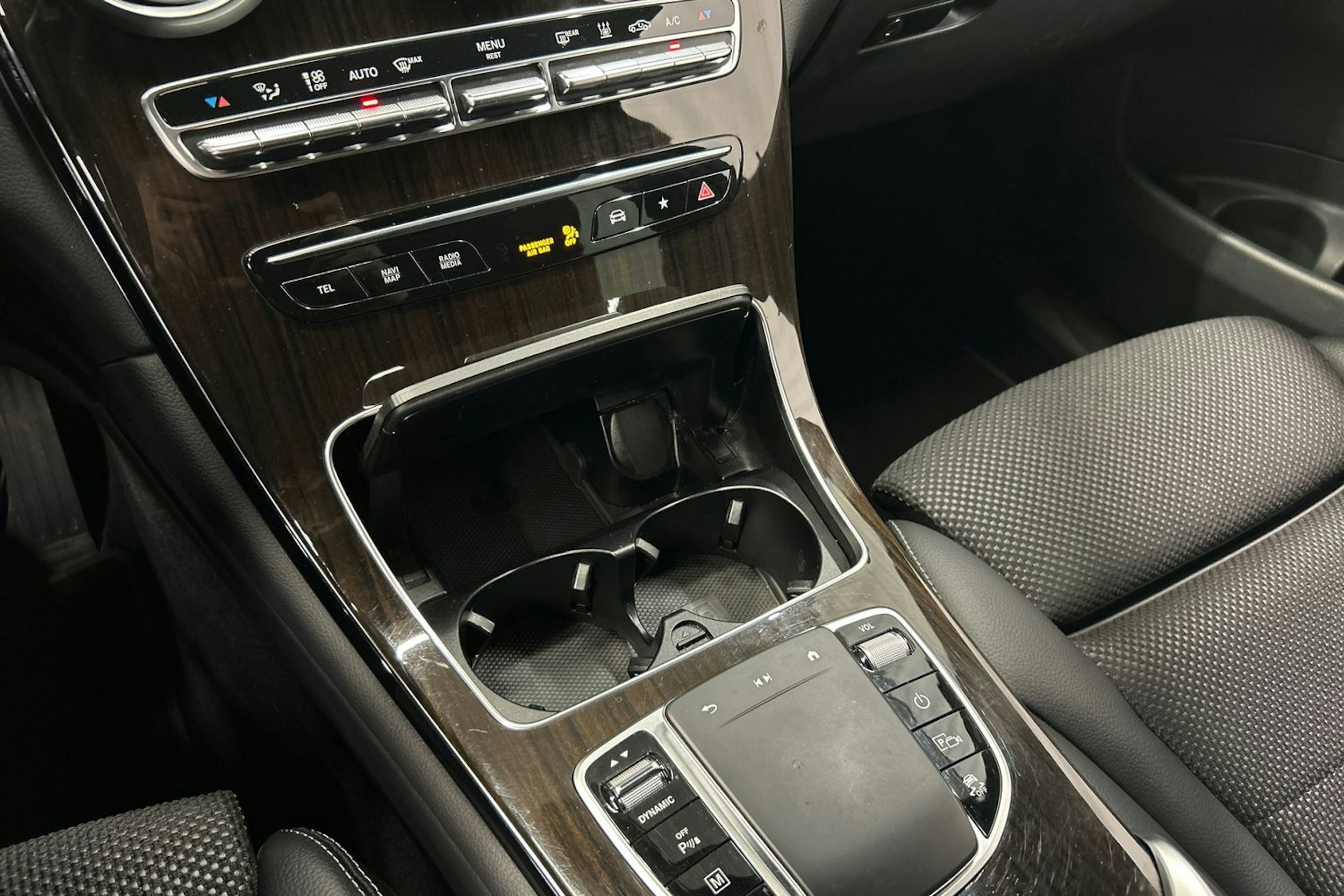 musta Mercedes-Benz GLC 2022 kuva 25.
