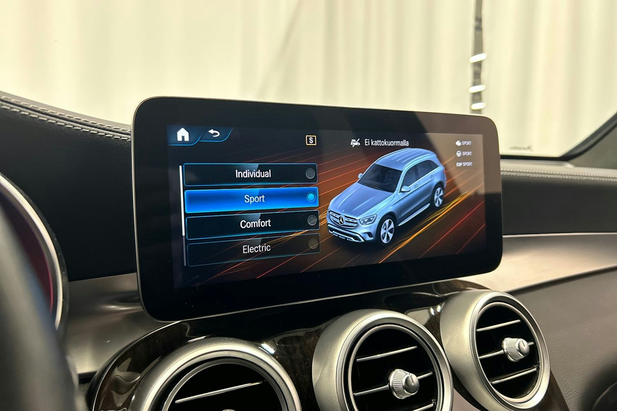 musta Mercedes-Benz GLC 2022 kuva 26.