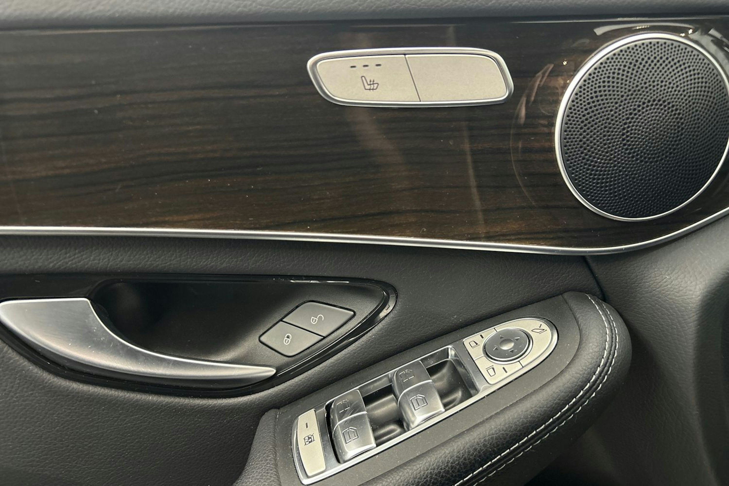 musta Mercedes-Benz GLC 2022 kuva 27.