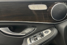 musta Mercedes-Benz GLC 2022 kuva 27.