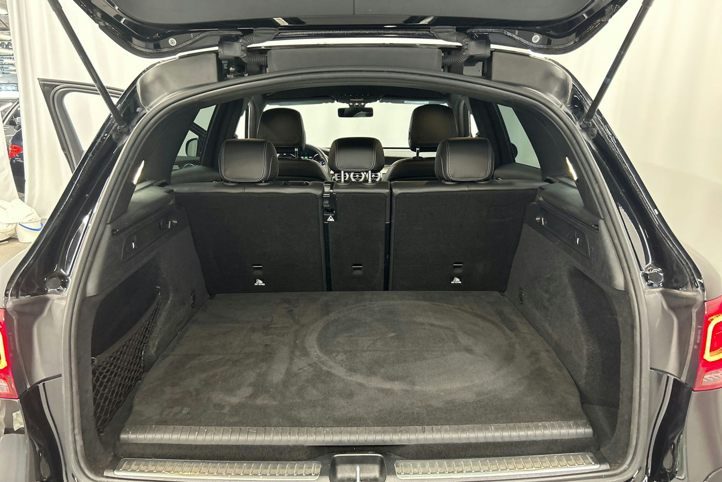 musta Mercedes-Benz GLC 2022 kuva 28.