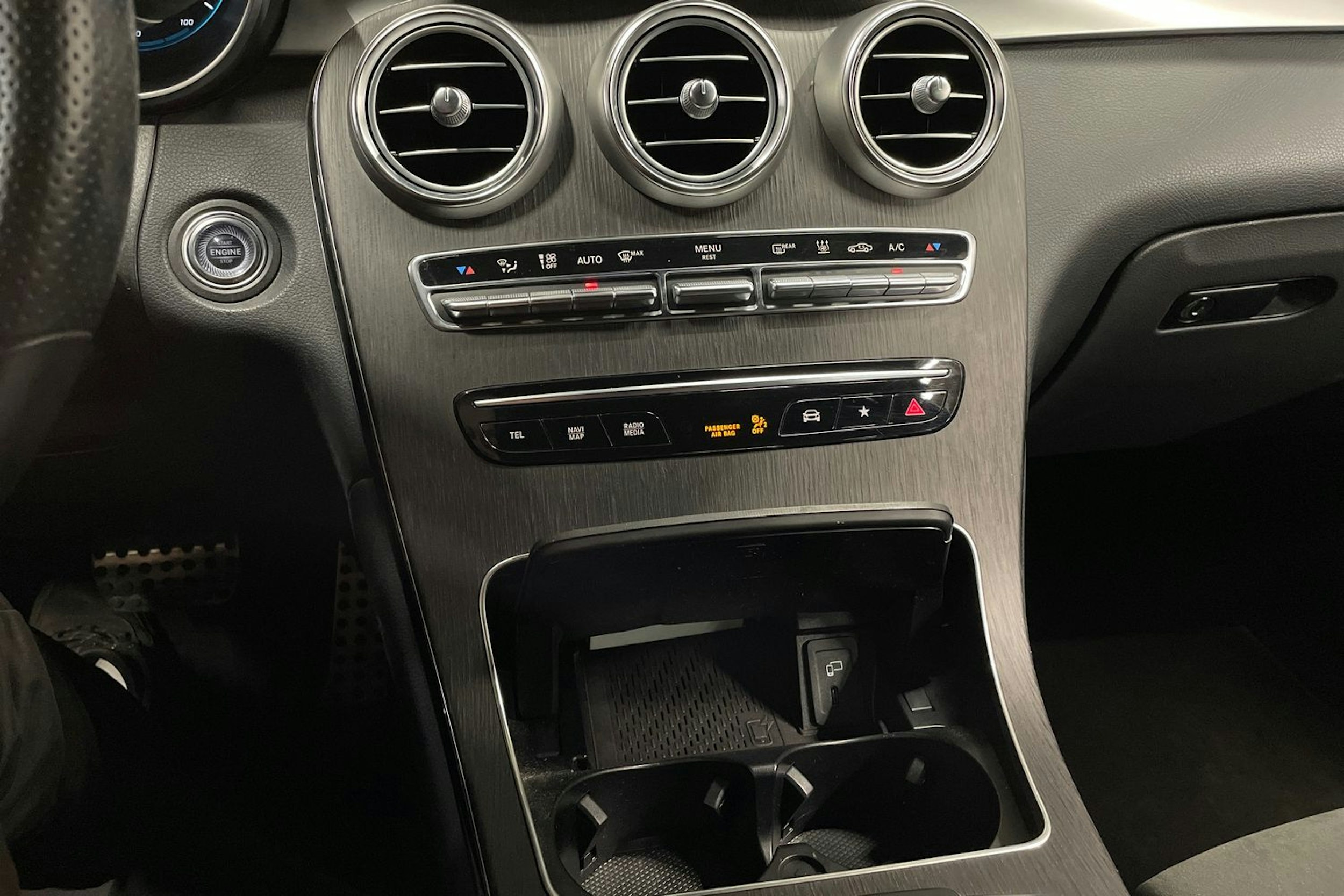 Harmaa Mercedes-Benz GLC 2022 kuva 25.