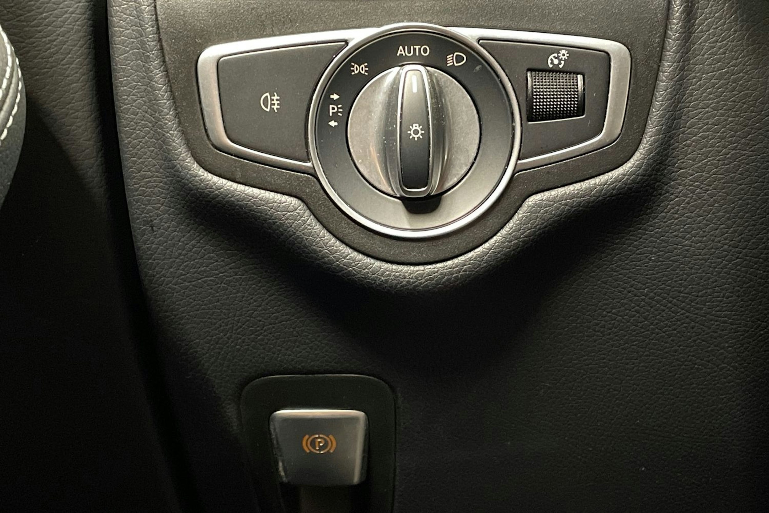 Harmaa Mercedes-Benz GLC 2022 kuva 27.