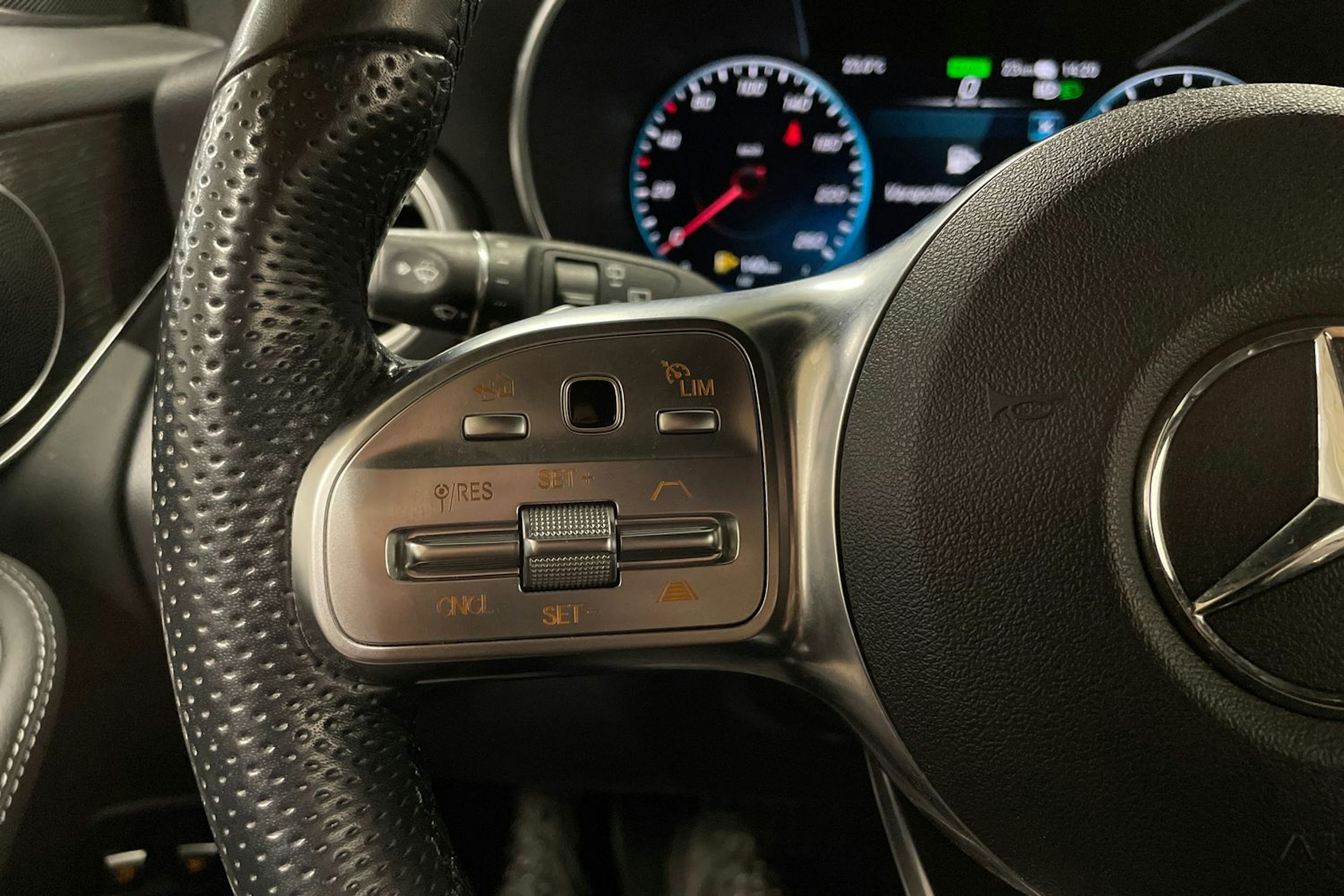 Harmaa Mercedes-Benz GLC 2022 kuva 28.