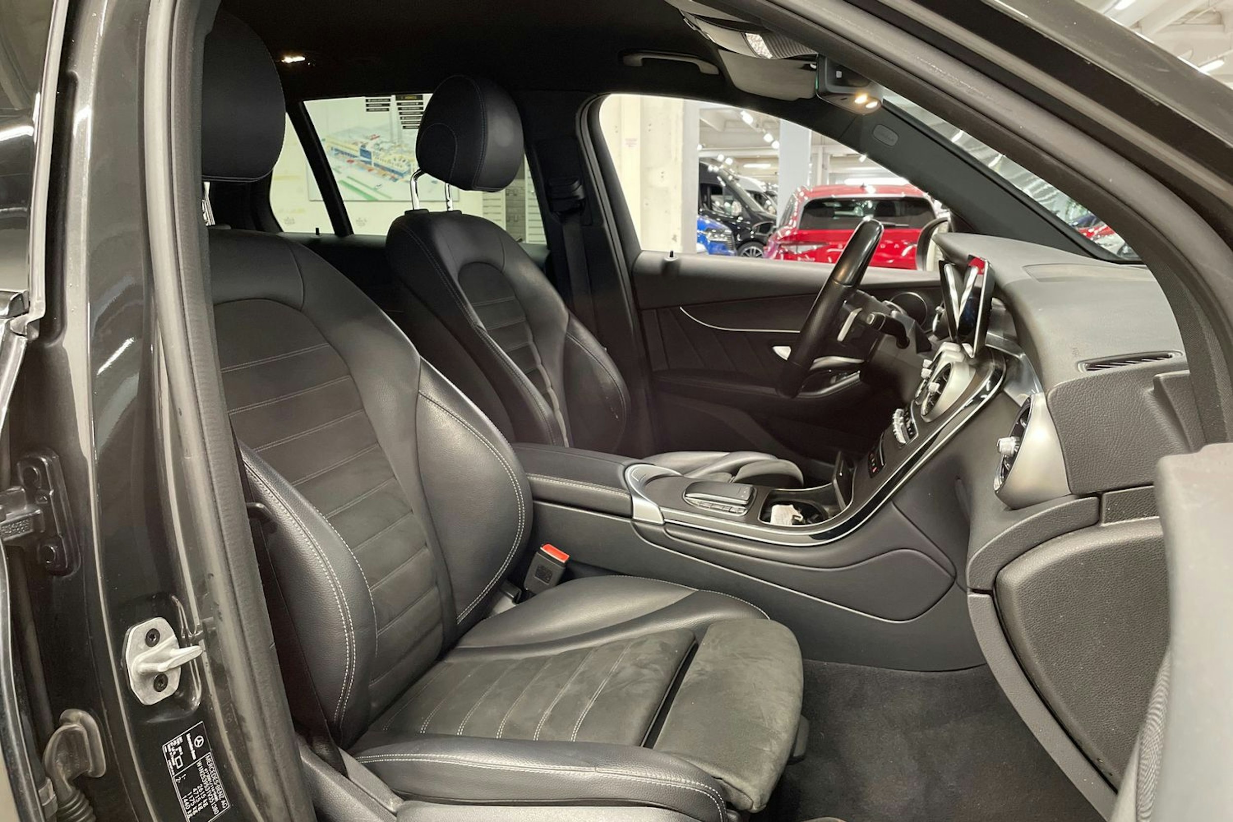Harmaa Mercedes-Benz GLC 2022 kuva 33.