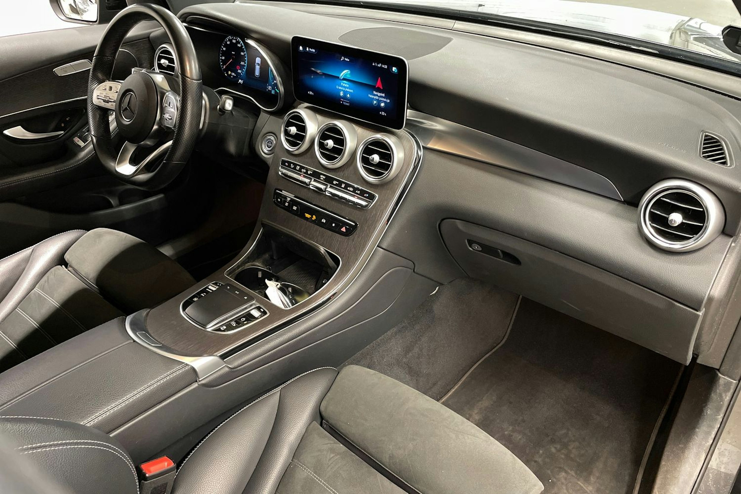 Harmaa Mercedes-Benz GLC 2022 kuva 34.