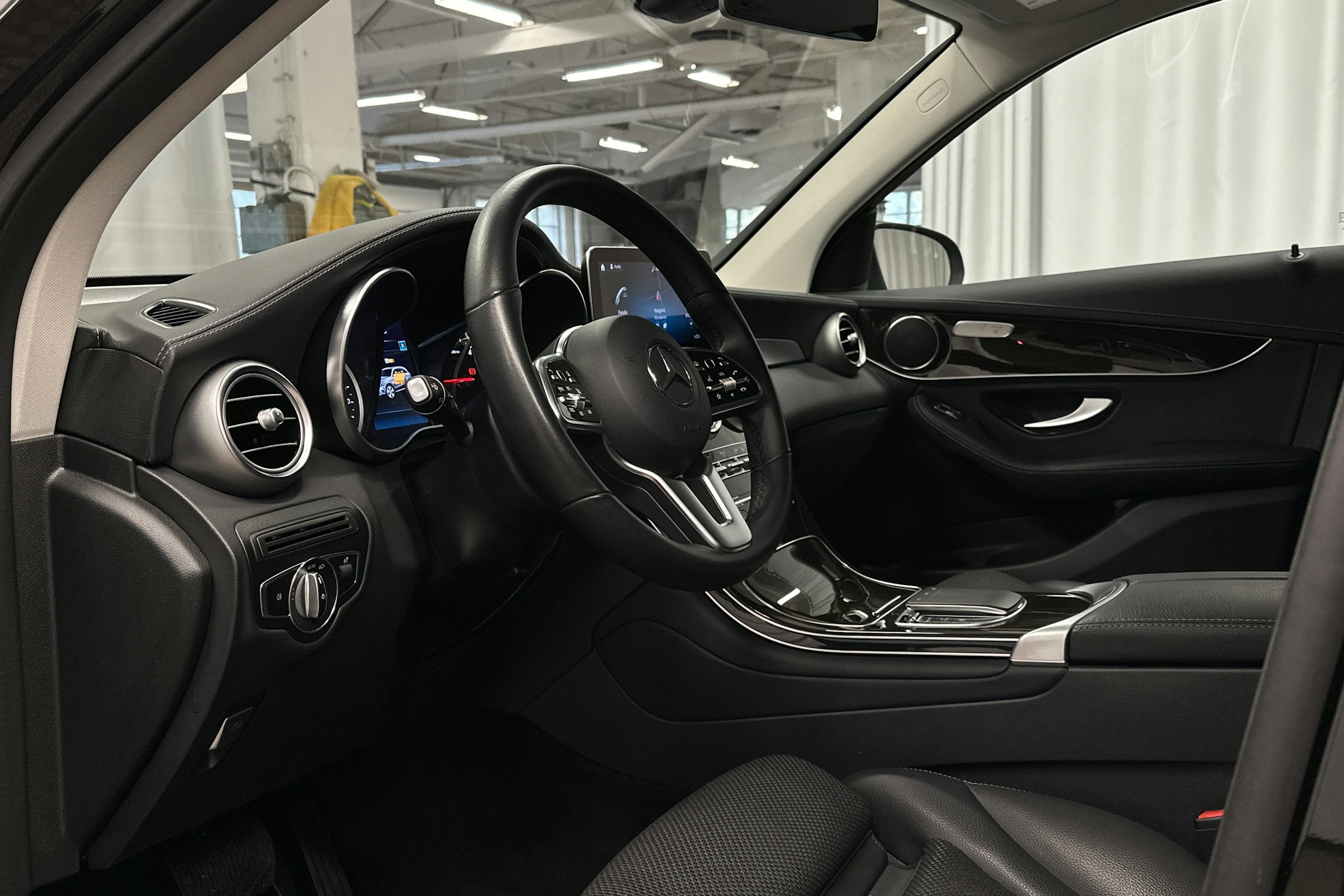 musta Mercedes-Benz GLC 2022 kuva 7.