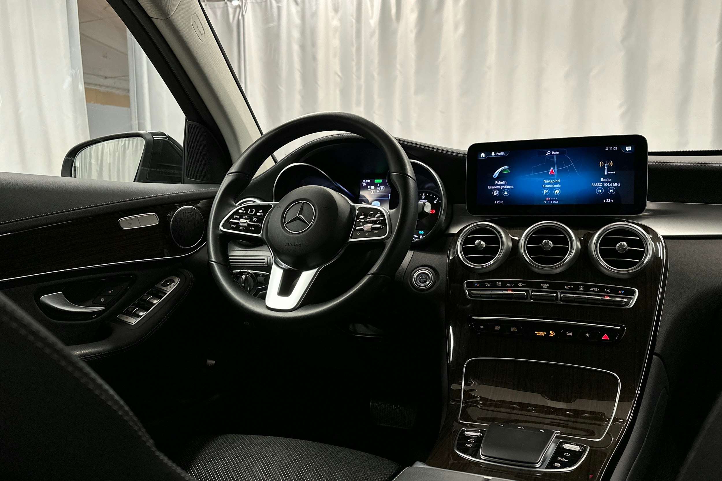 musta Mercedes-Benz GLC 2022 kuva 9.