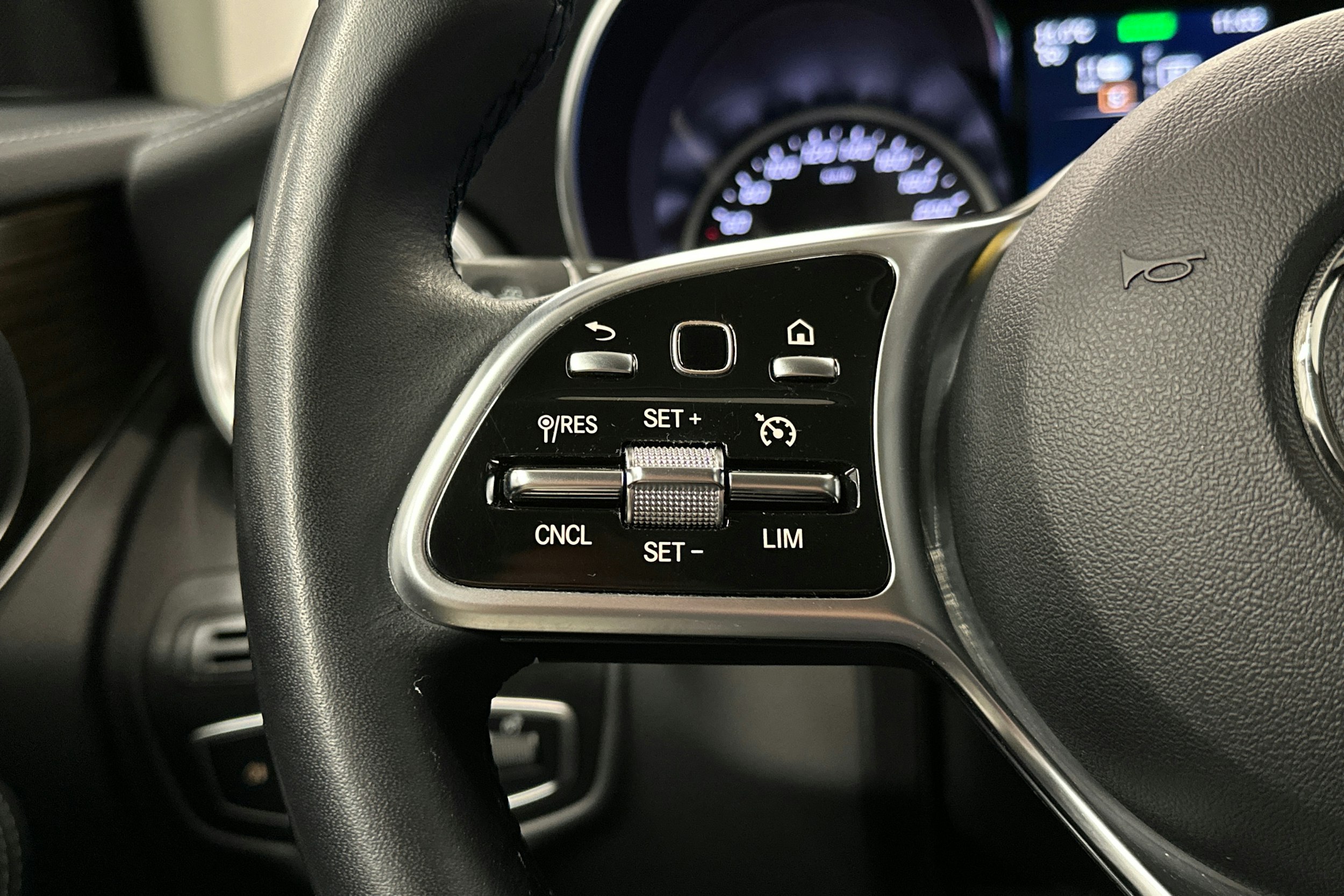 musta Mercedes-Benz GLC 2022 kuva 14.