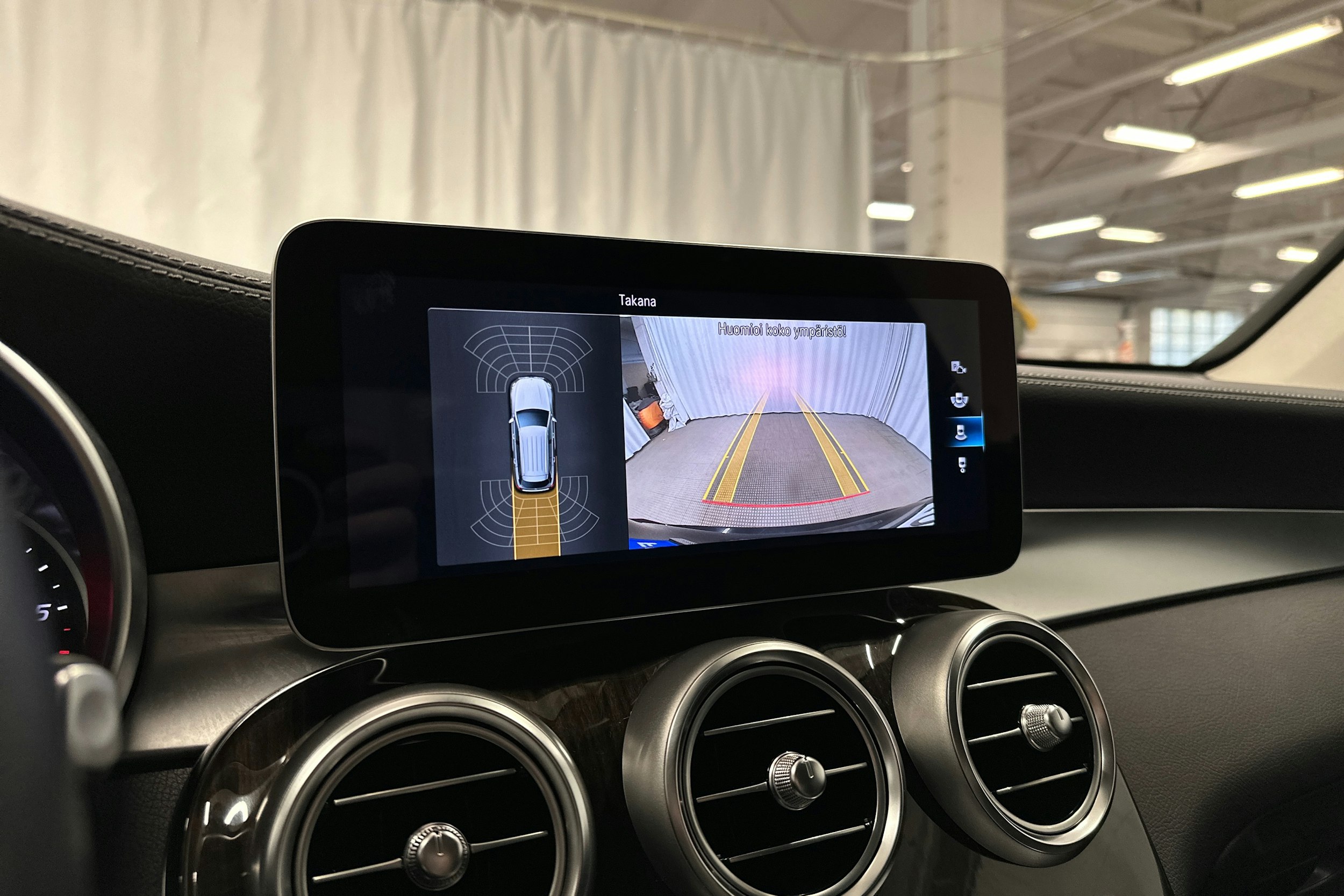 musta Mercedes-Benz GLC 2022 kuva 18.