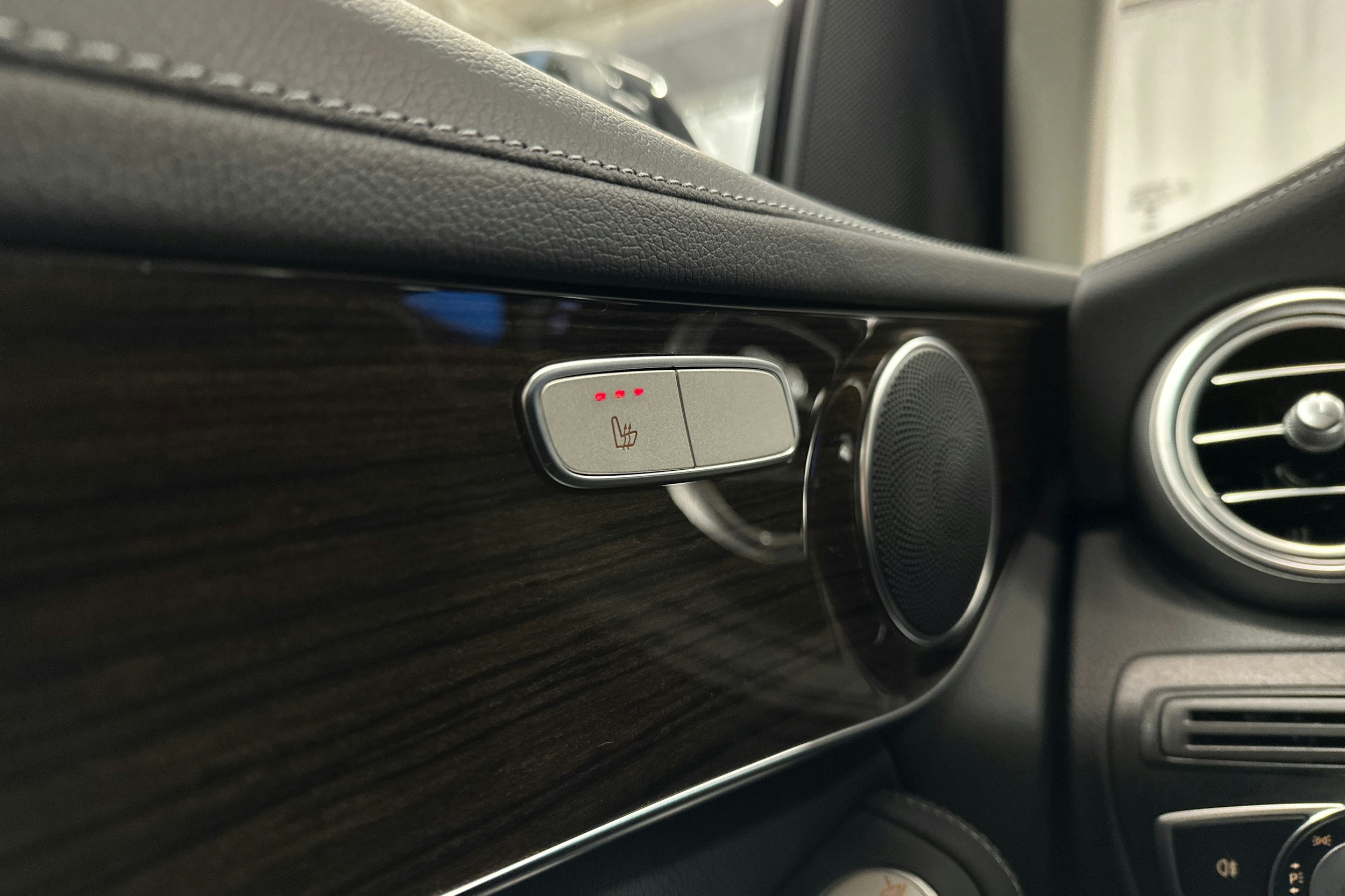 musta Mercedes-Benz GLC 2022 kuva 22.