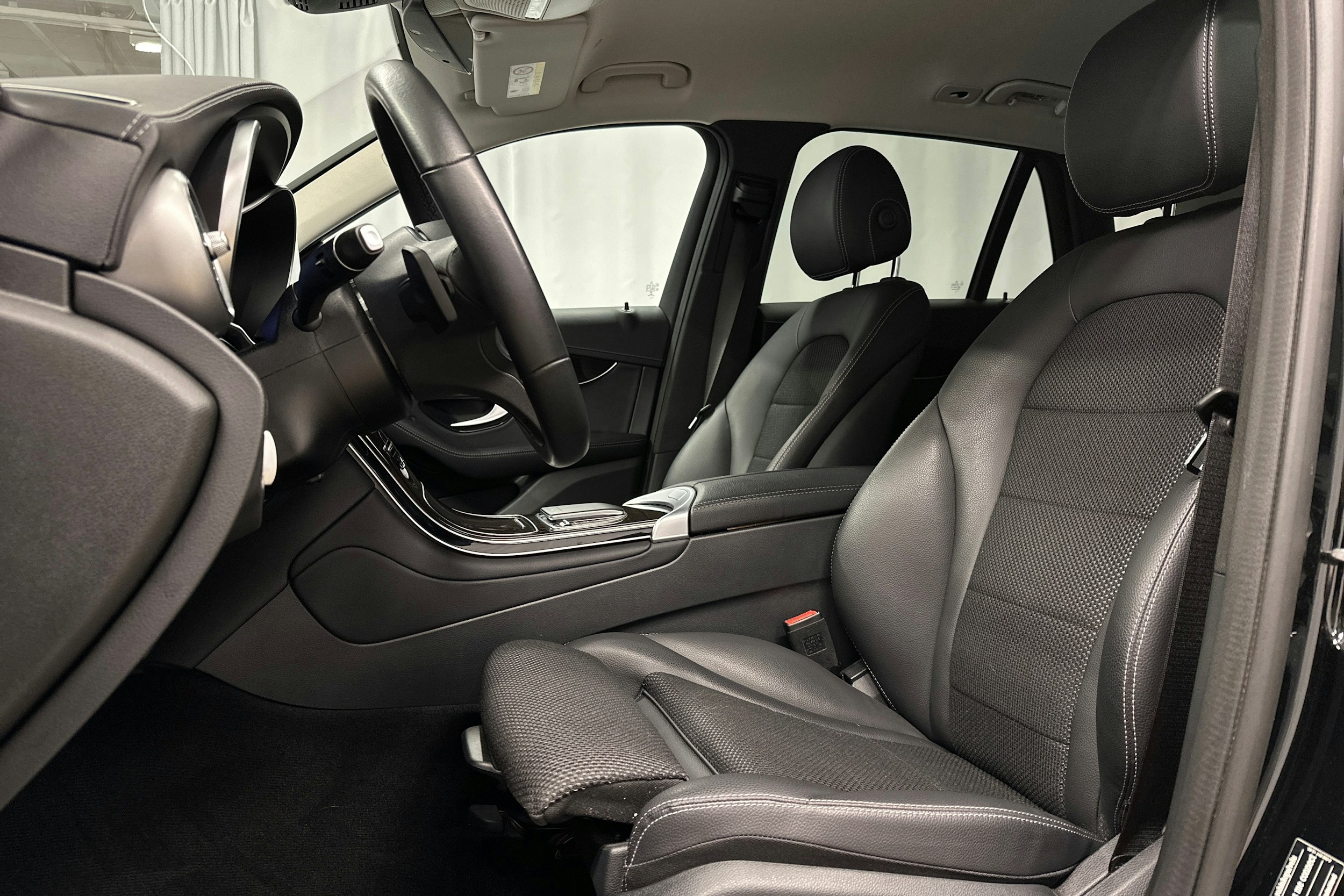 musta Mercedes-Benz GLC 2022 kuva 23.