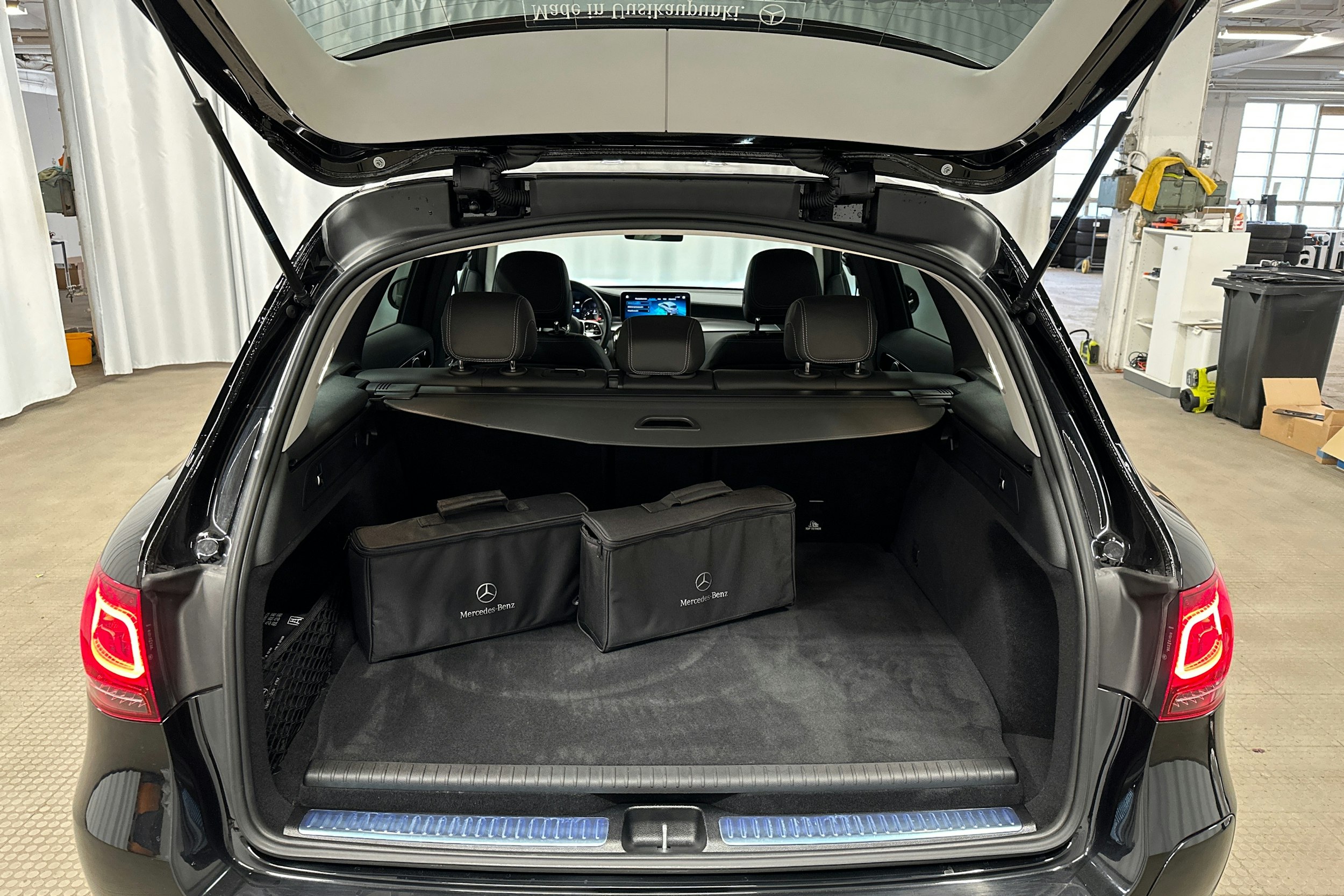musta Mercedes-Benz GLC 2022 kuva 24.