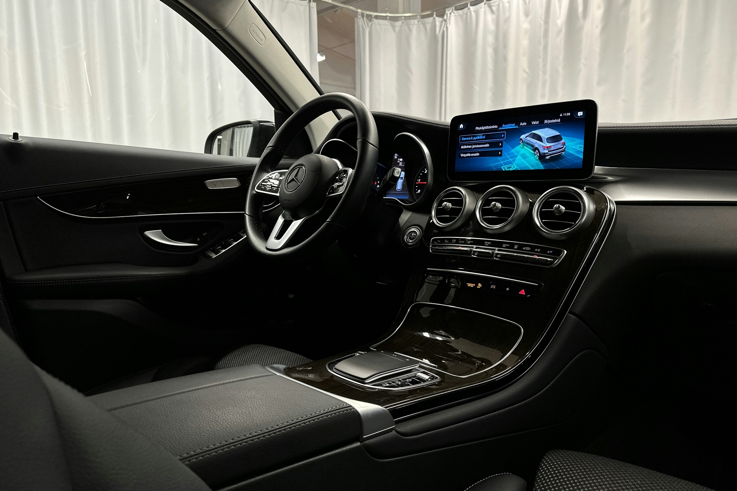 musta Mercedes-Benz GLC 2022 kuva 27.