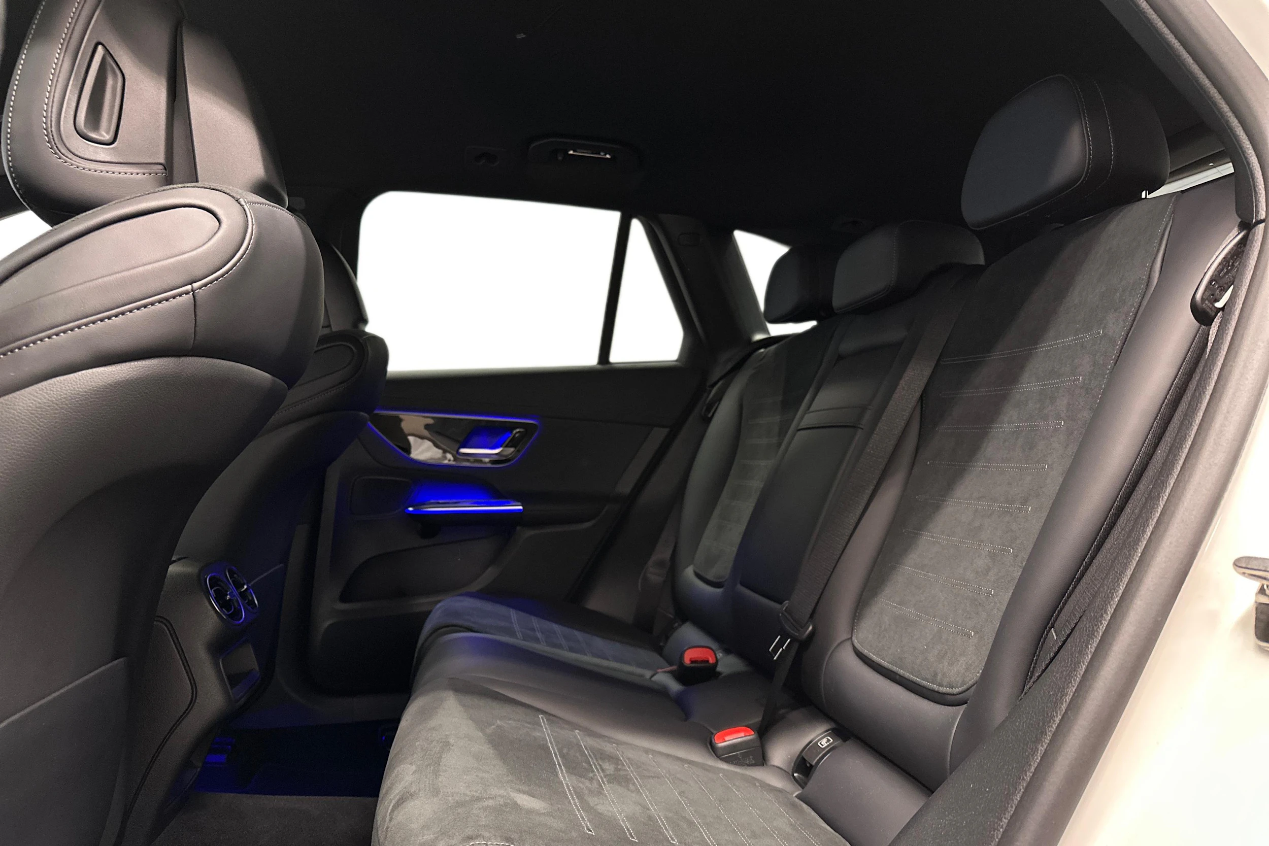 valkoinen Mercedes-Benz GLC 2023 kuva 8.