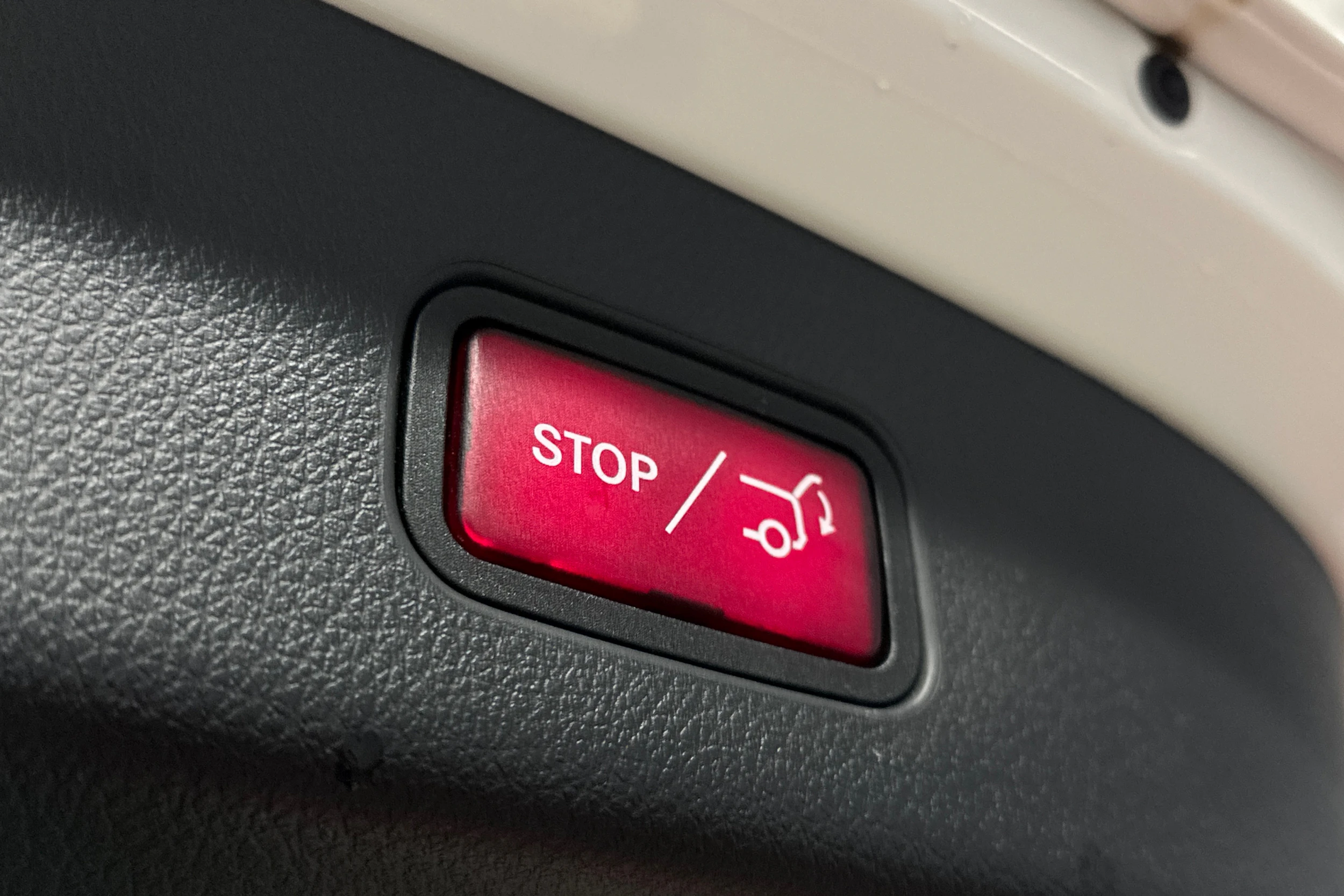 valkoinen Mercedes-Benz GLC 2023 kuva 12.