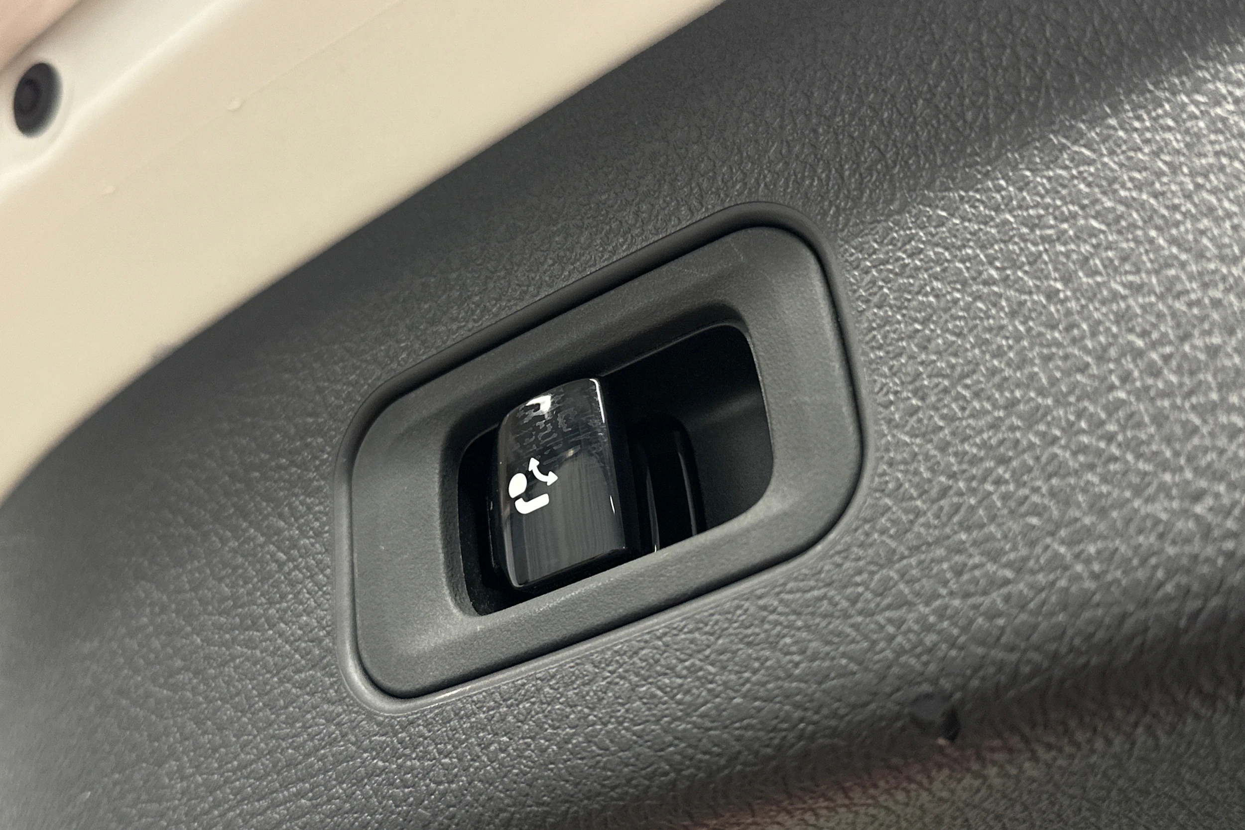 valkoinen Mercedes-Benz GLC 2023 kuva 13.