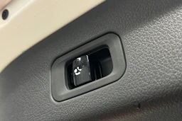 valkoinen Mercedes-Benz GLC 2023 kuva 13.