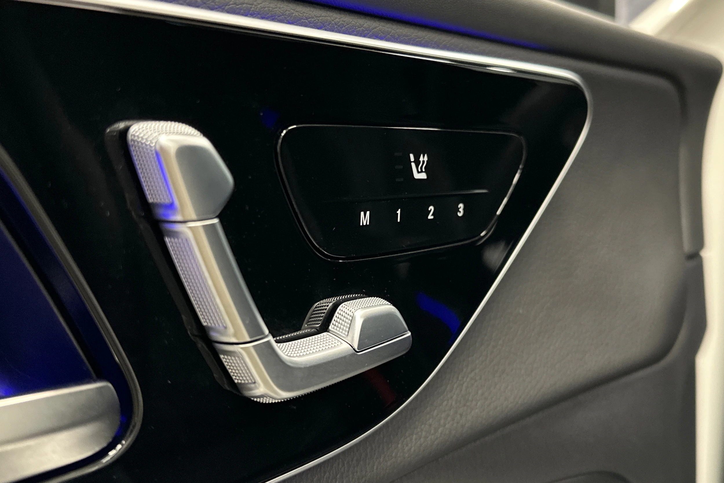 valkoinen Mercedes-Benz GLC 2023 kuva 15.