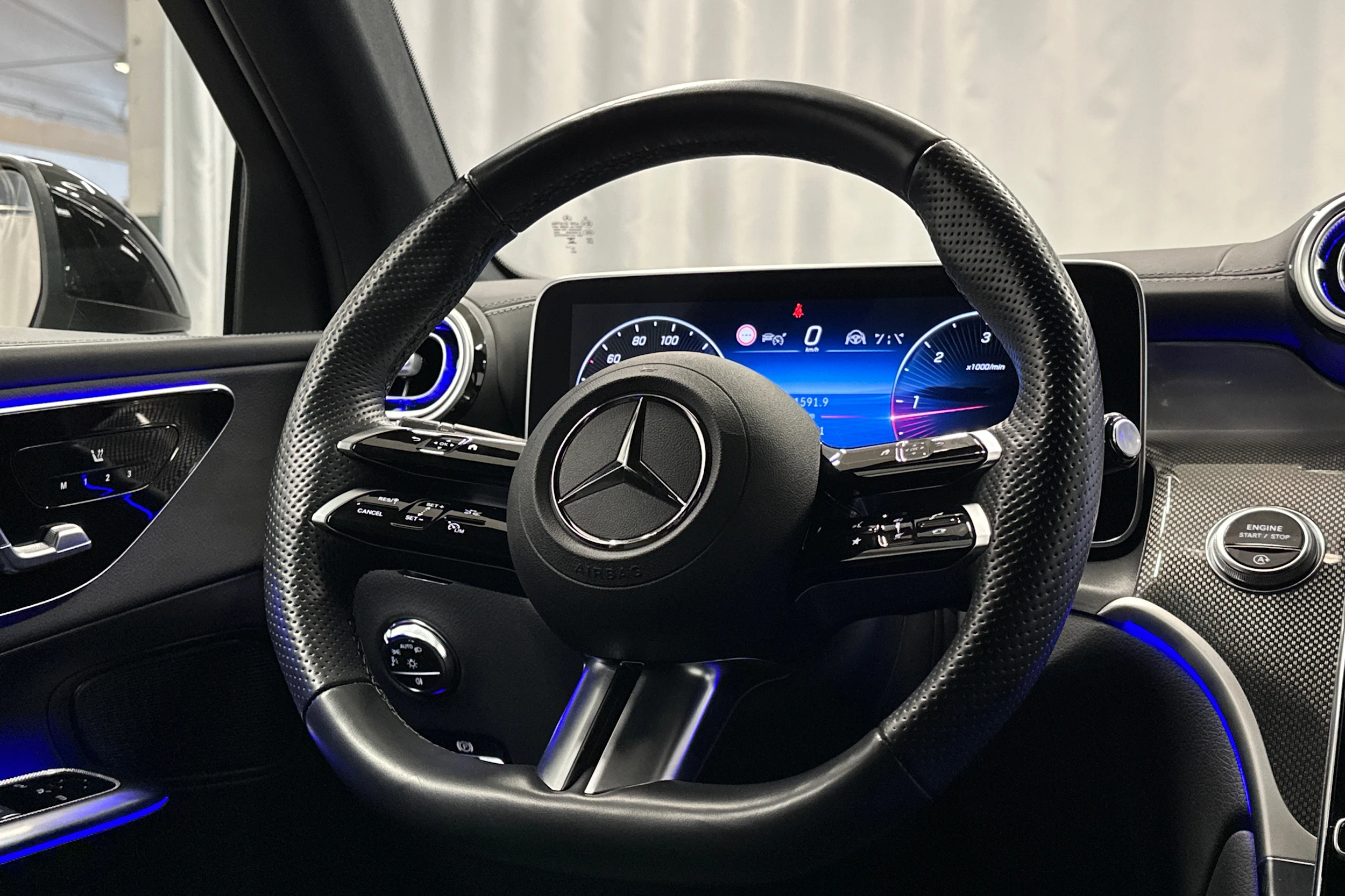 valkoinen Mercedes-Benz GLC 2023 kuva 17.