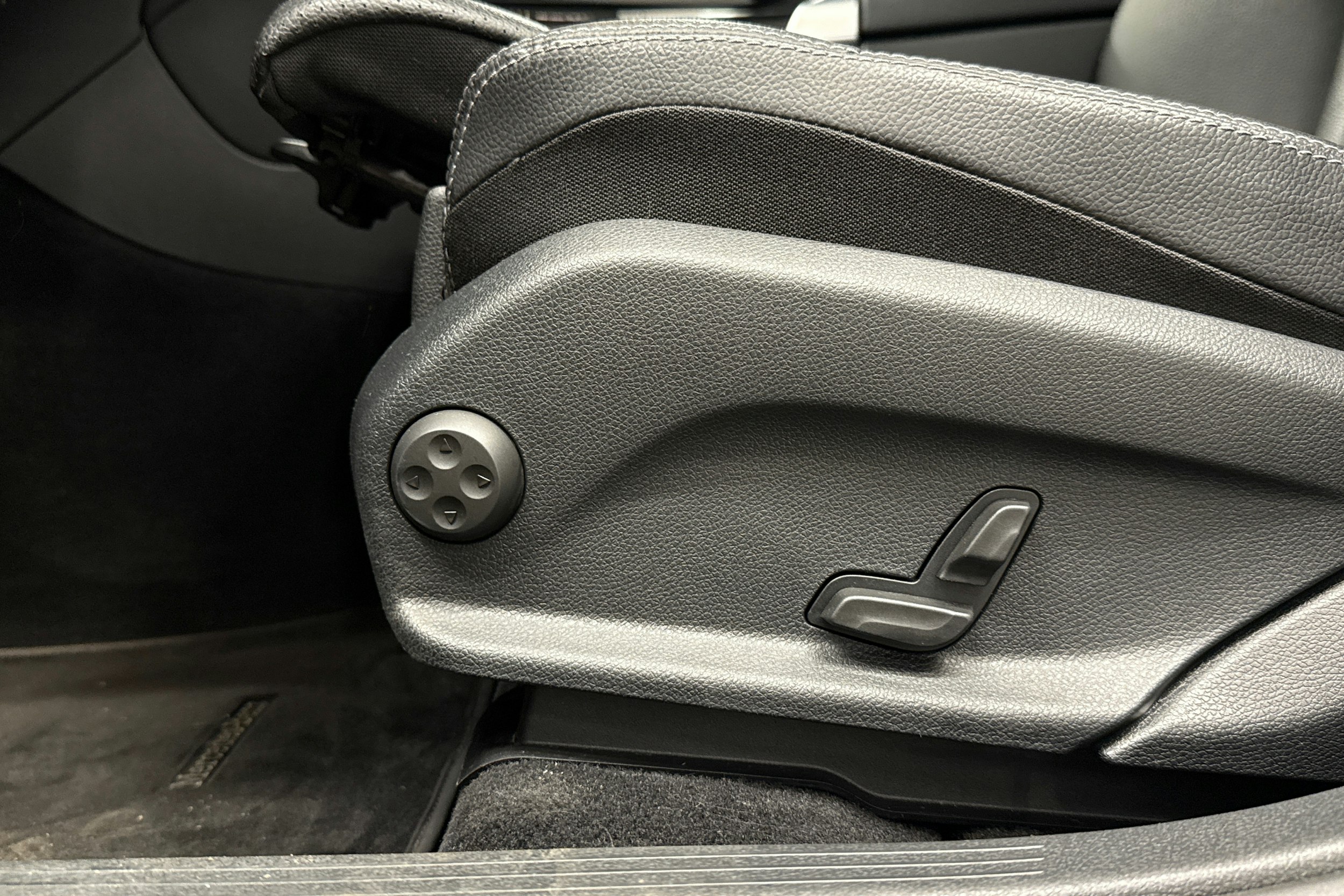 musta Mercedes-Benz GLC 2023 kuva 24.