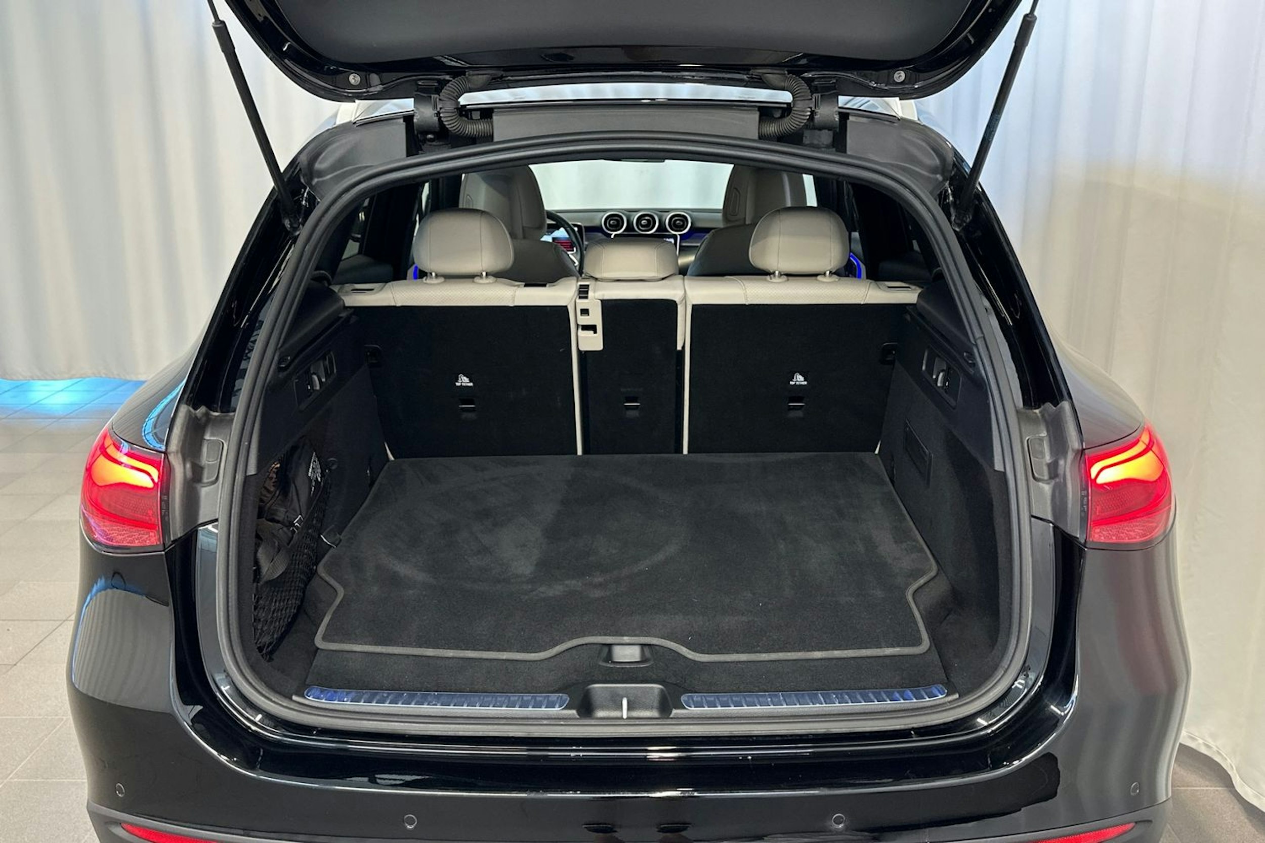 musta Mercedes-Benz GLC 2023 kuva 15.