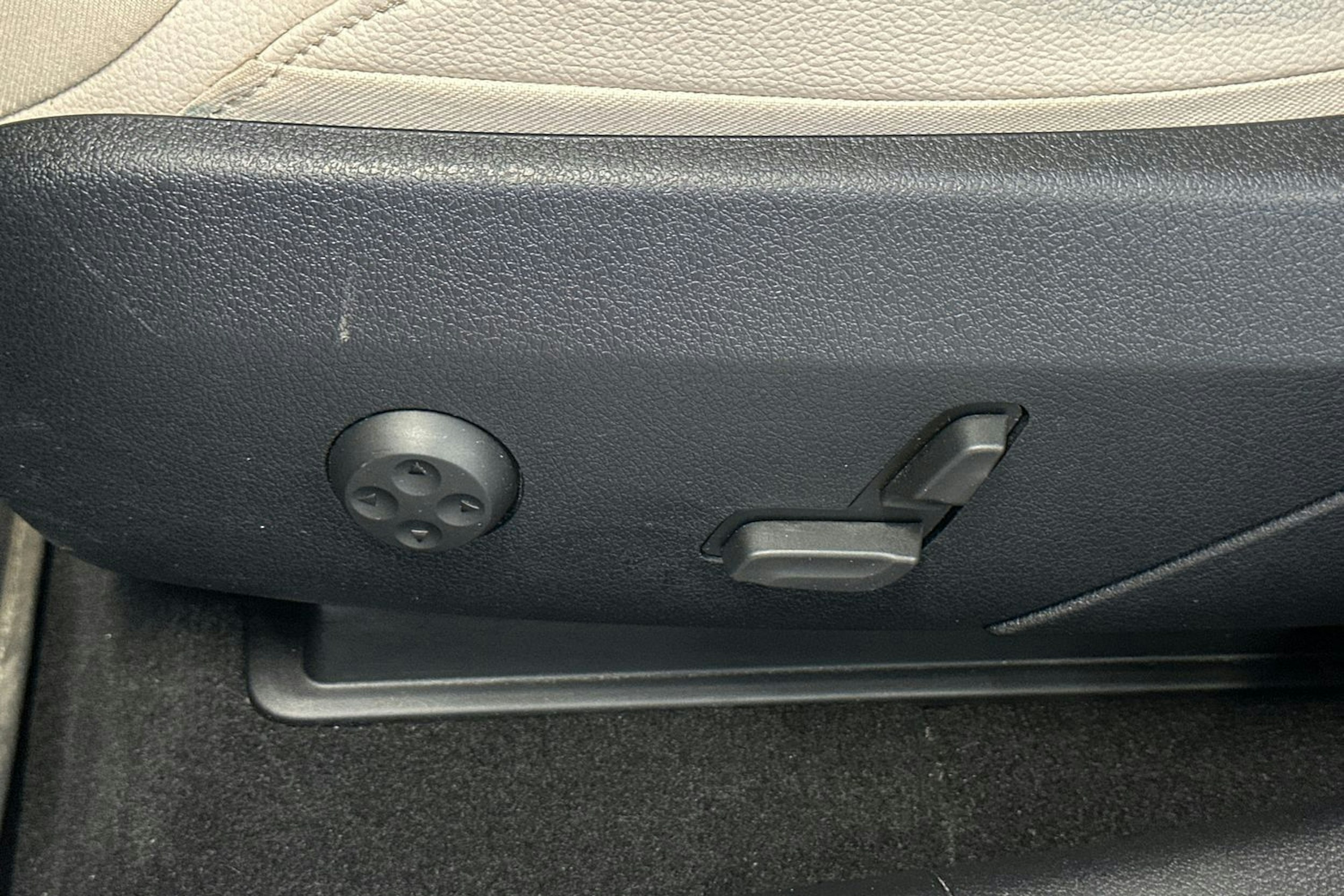 musta Mercedes-Benz GLC 2023 kuva 18.