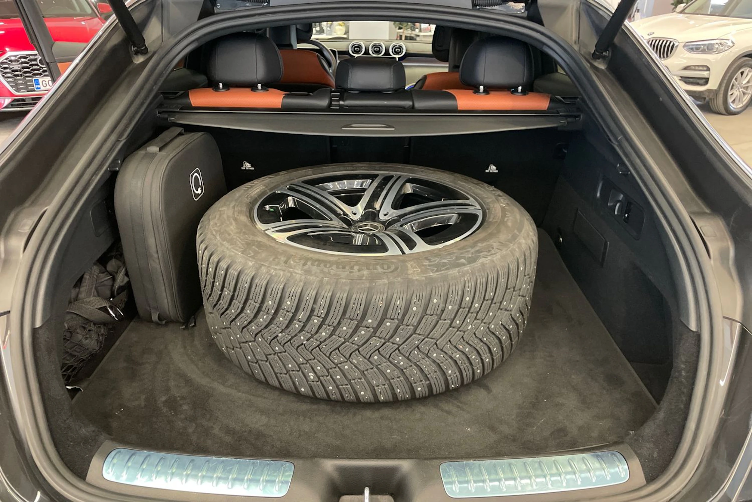harmaa Mercedes-Benz GLC 2024 kuva 16.