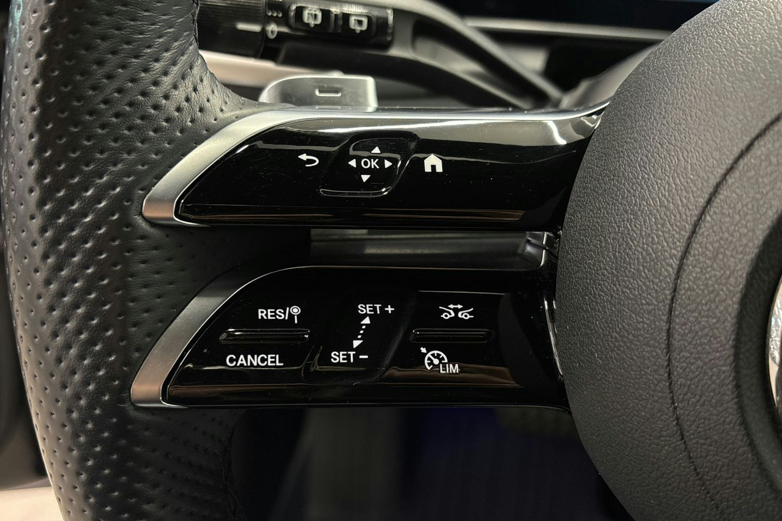 Musta Mercedes-Benz GLC 2024 kuva 18.