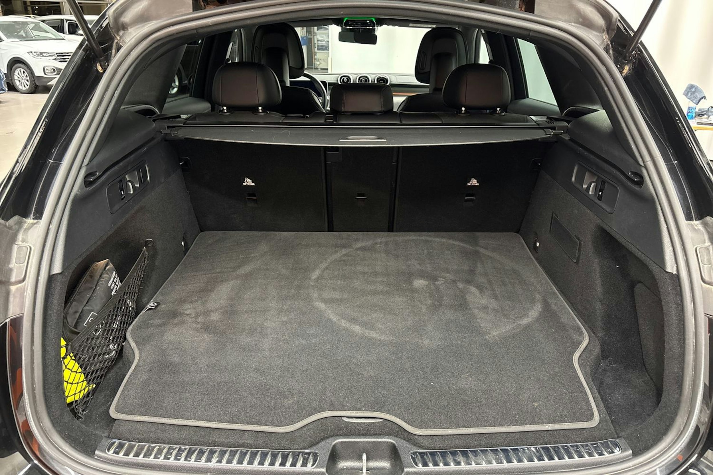 Musta Mercedes-Benz GLC 2024 kuva 34.