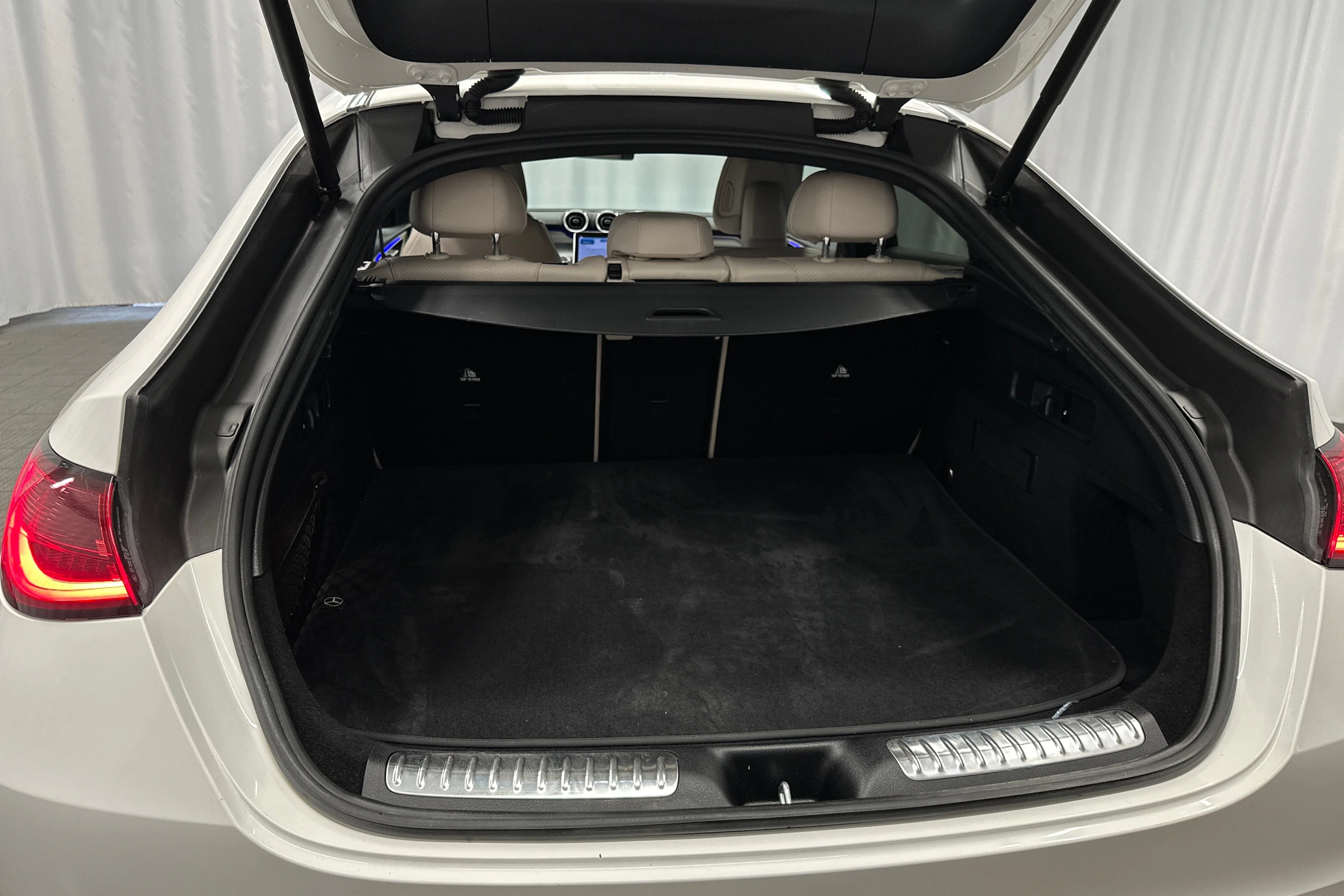 valkoinen Mercedes-Benz GLC 2024 kuva 37.
