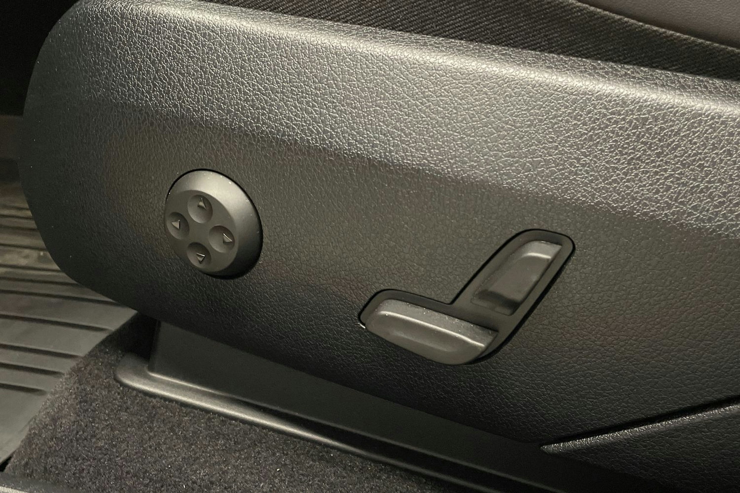 Harmaa Mercedes-Benz GLC 2024 kuva 12.