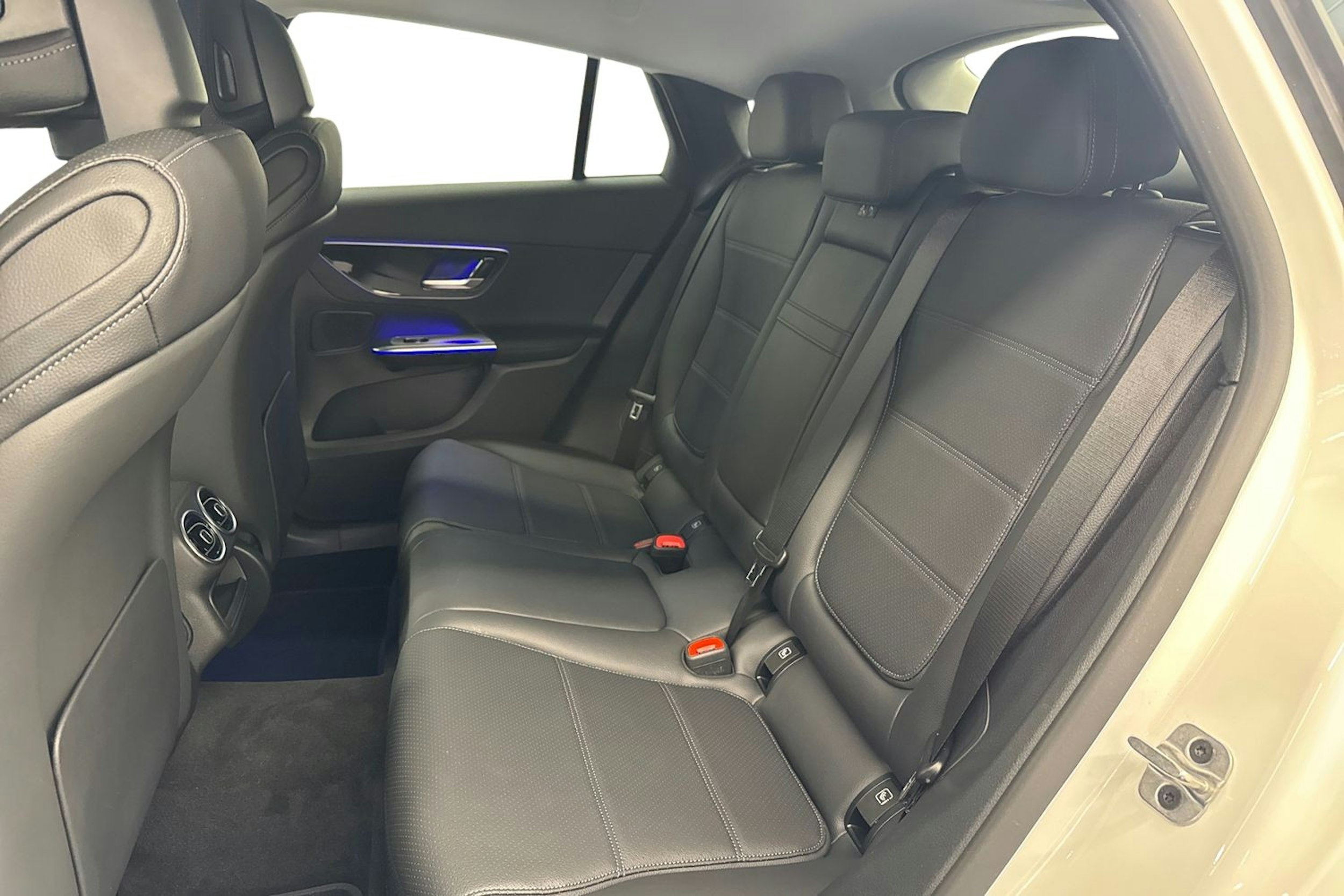 valkoinen Mercedes-Benz GLC 2025 kuva 10.