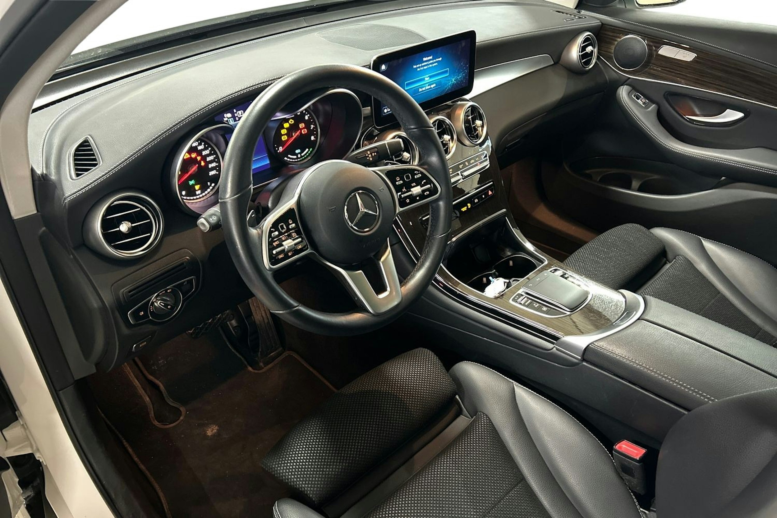 Valkoinen Mercedes-Benz GLC 300 e 4MATIC 2022 kuva 3.