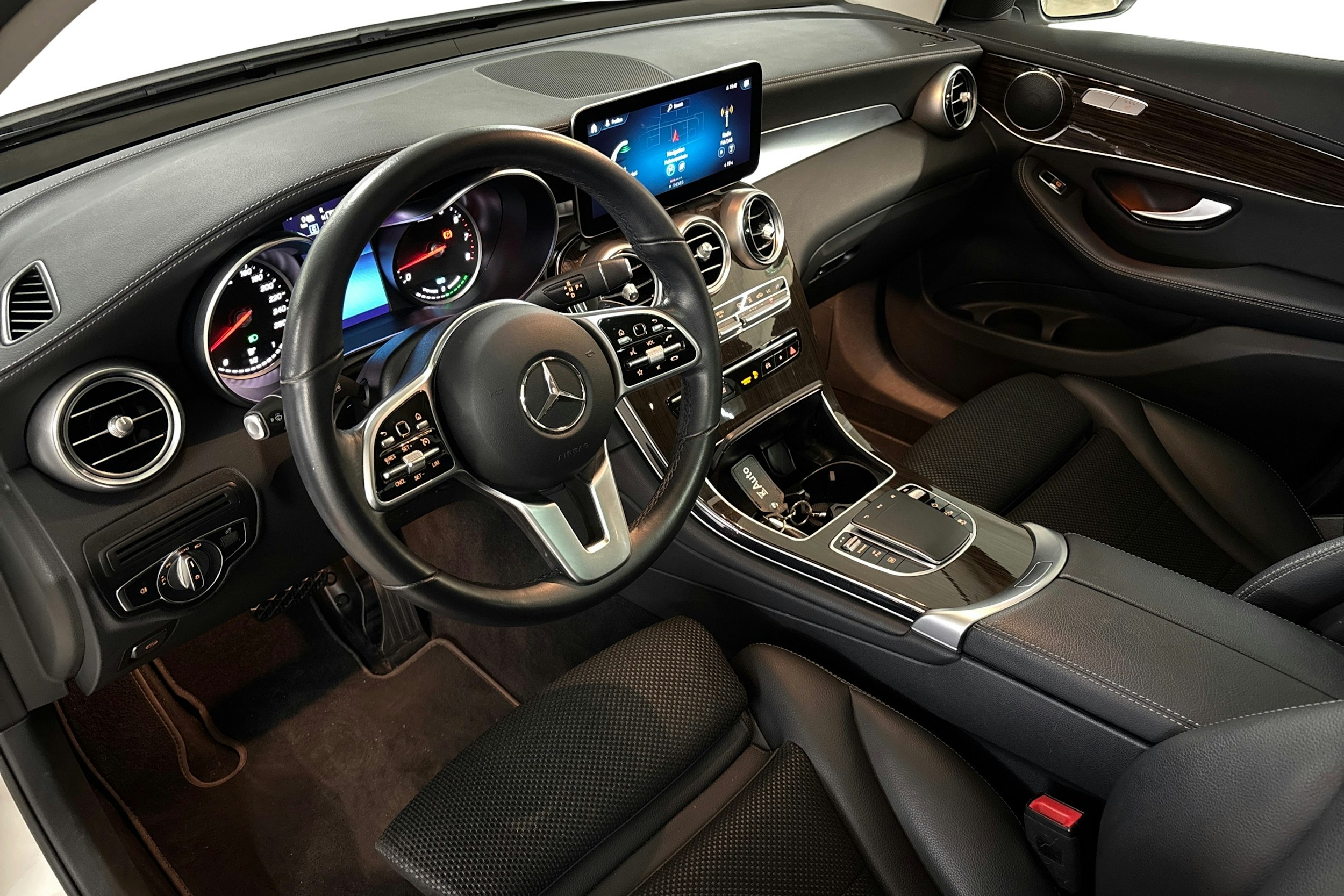 Valkoinen Mercedes-Benz GLC 2022 kuva 7.