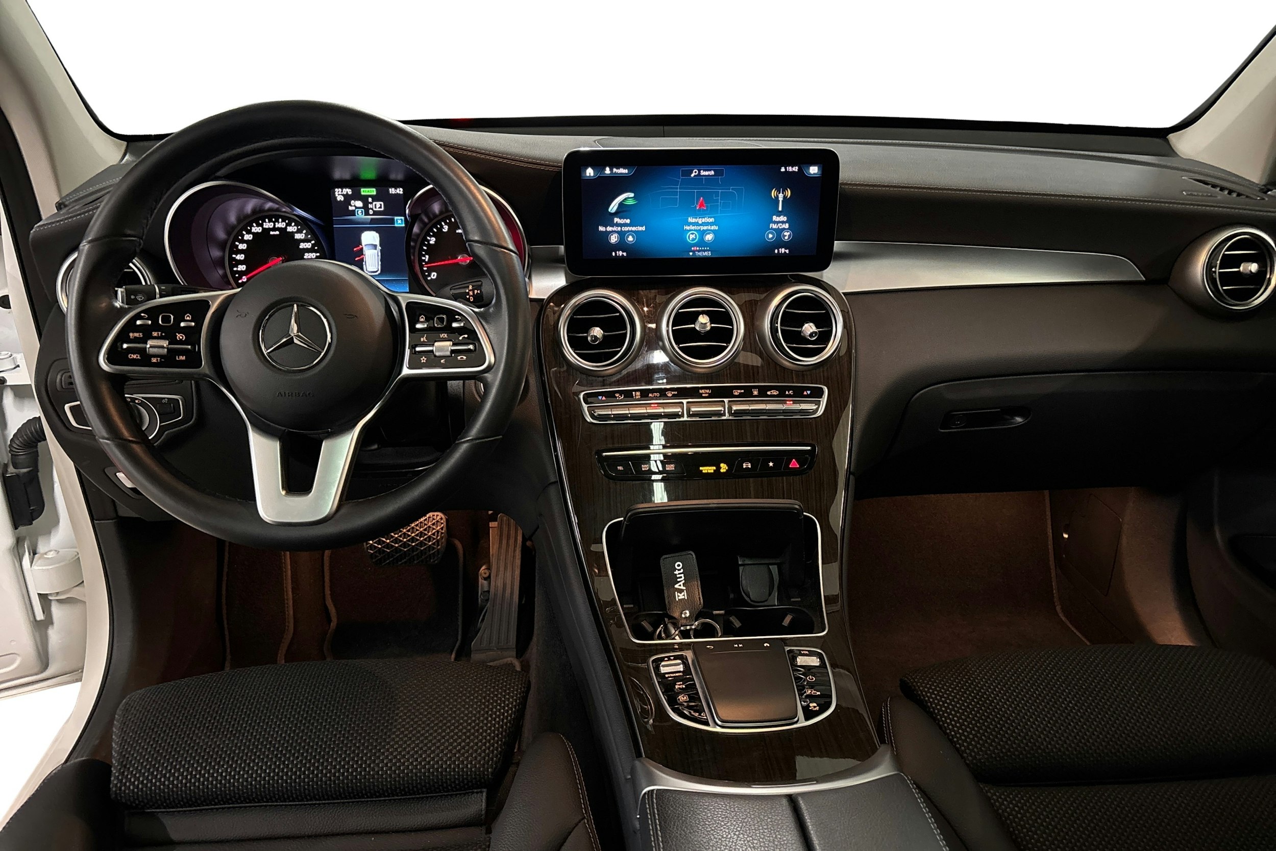 Valkoinen Mercedes-Benz GLC 2022 kuva 9.