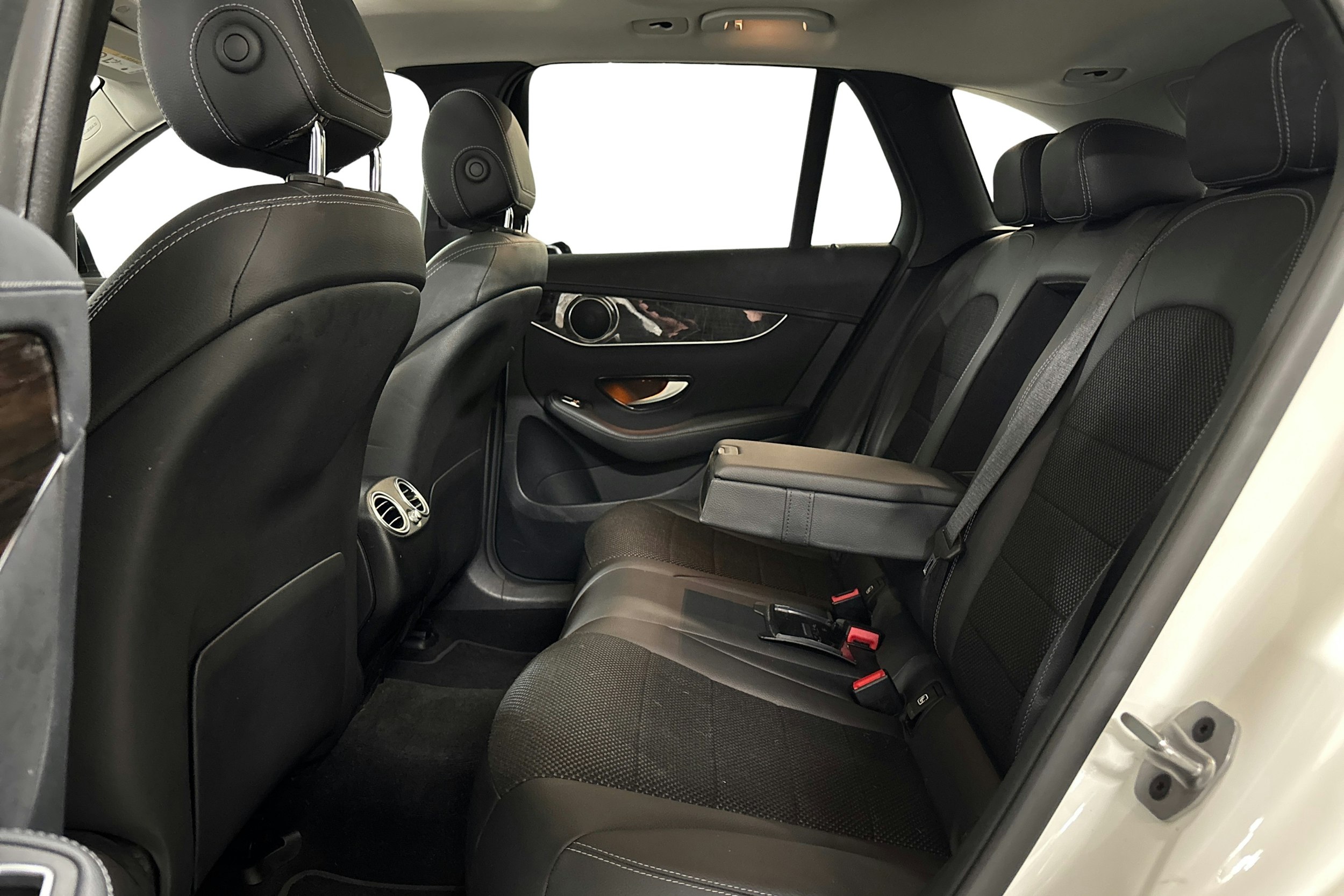 Valkoinen Mercedes-Benz GLC 2022 kuva 10.