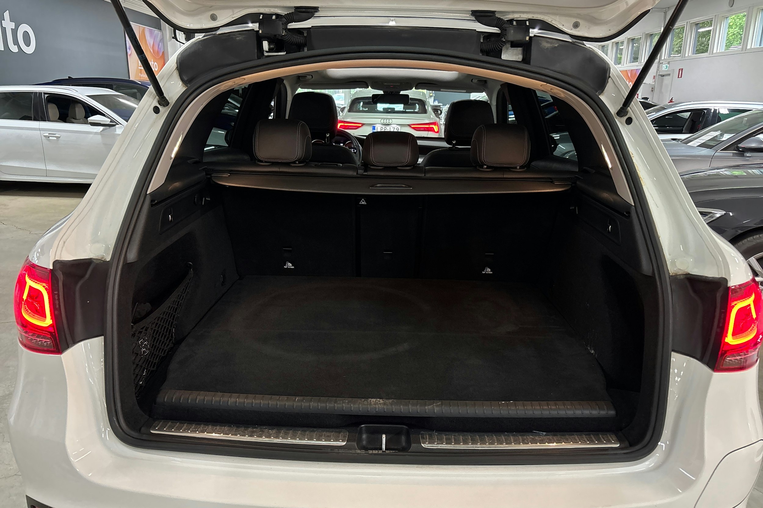 Valkoinen Mercedes-Benz GLC 2022 kuva 14.