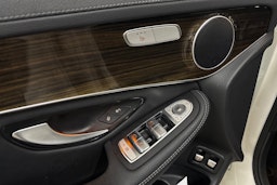 Valkoinen Mercedes-Benz GLC 2022 kuva 18.
