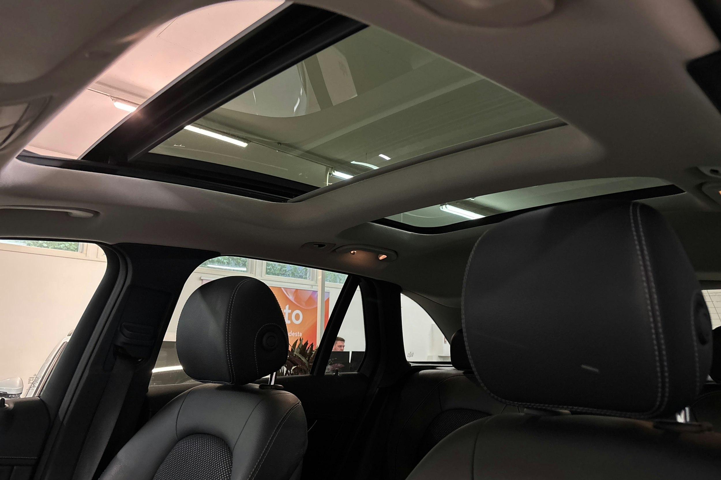 Valkoinen Mercedes-Benz GLC 2022 kuva 19.