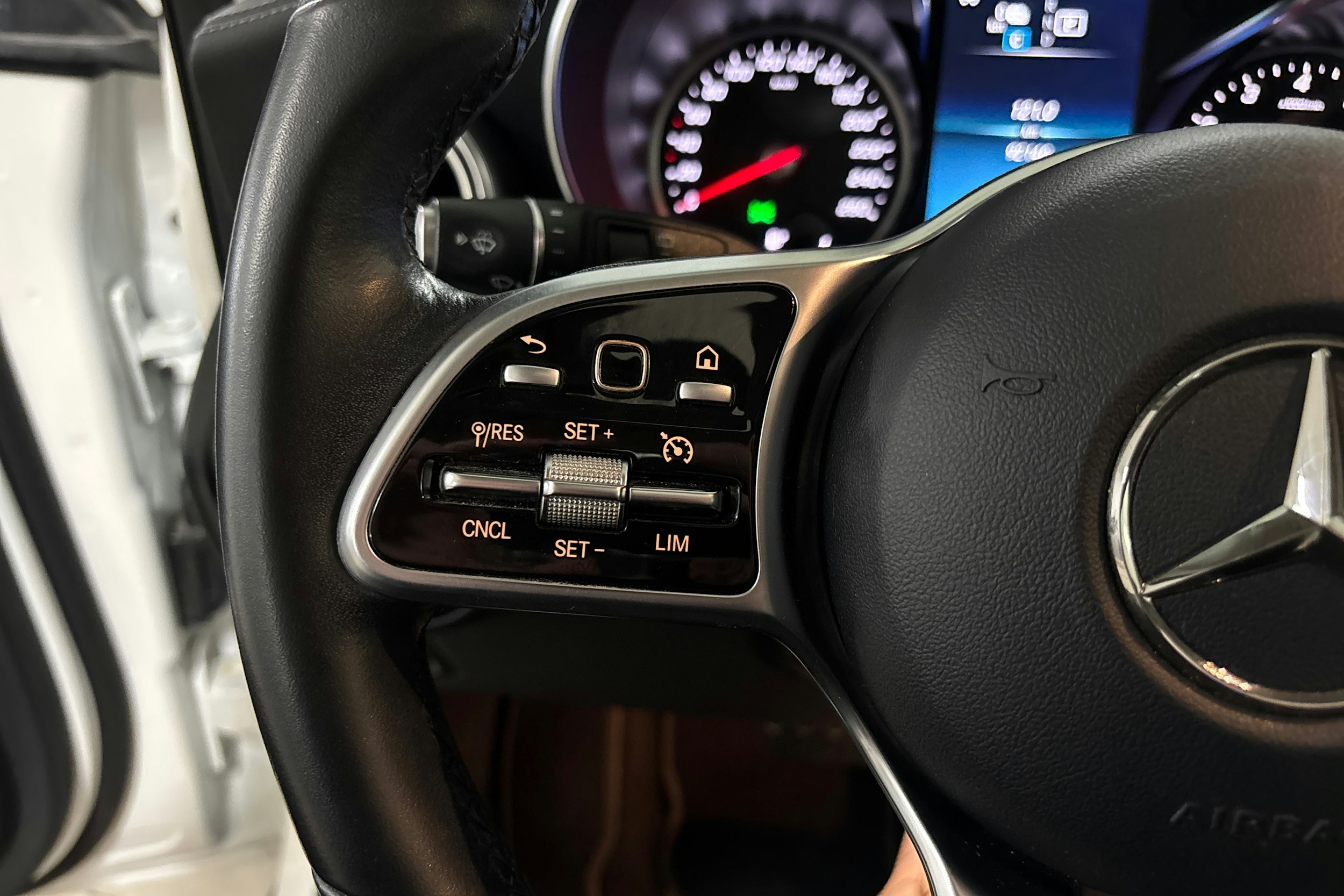 Valkoinen Mercedes-Benz GLC 2022 kuva 20.