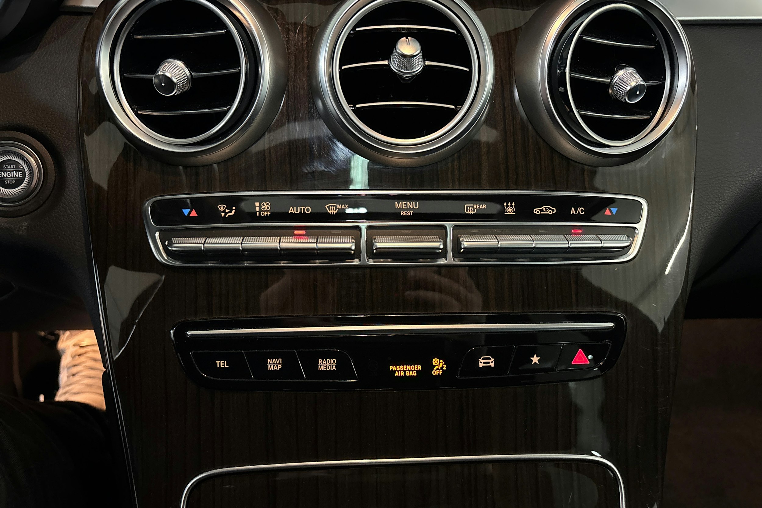 Valkoinen Mercedes-Benz GLC 2022 kuva 27.