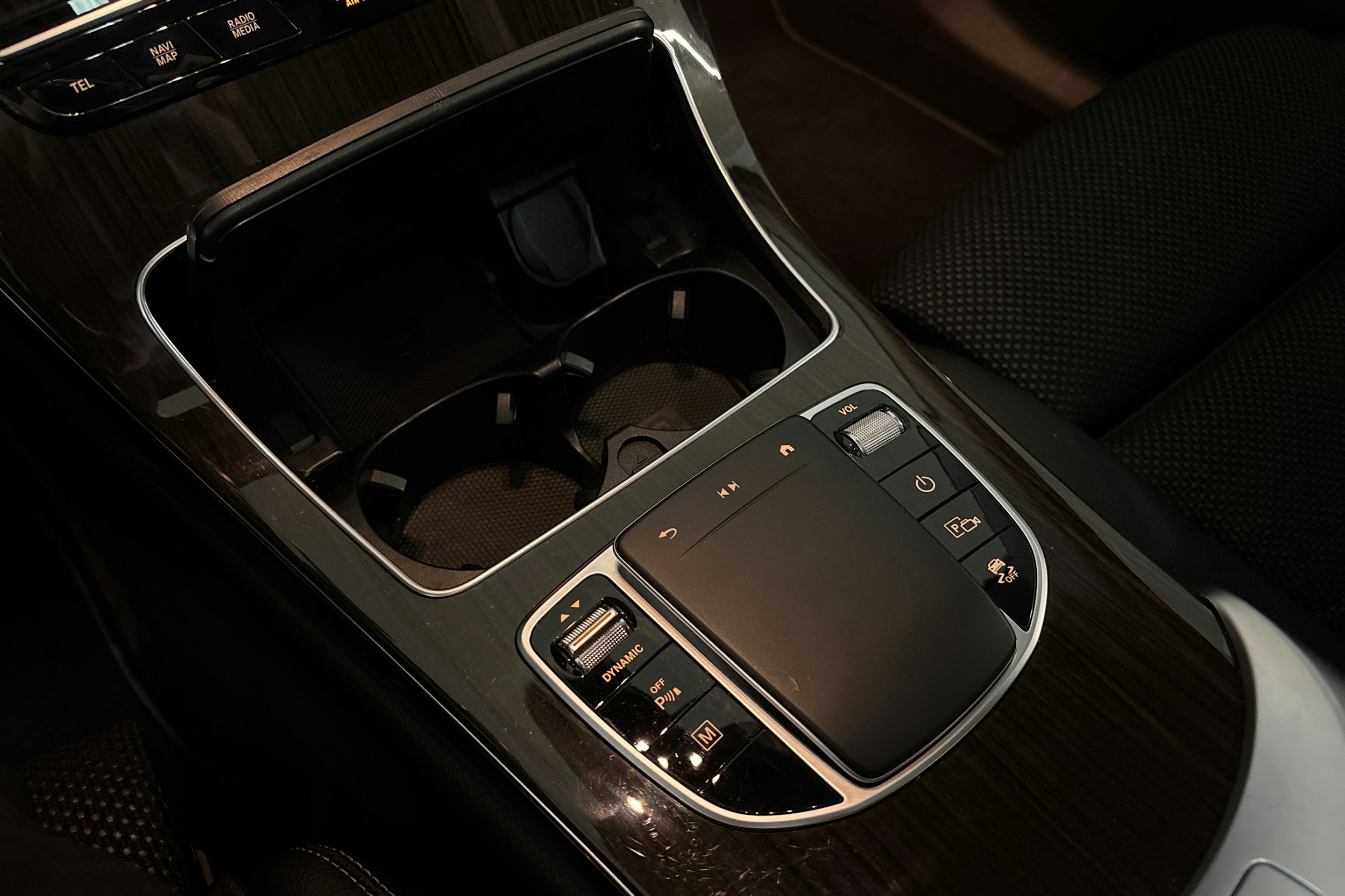 Valkoinen Mercedes-Benz GLC 2022 kuva 28.