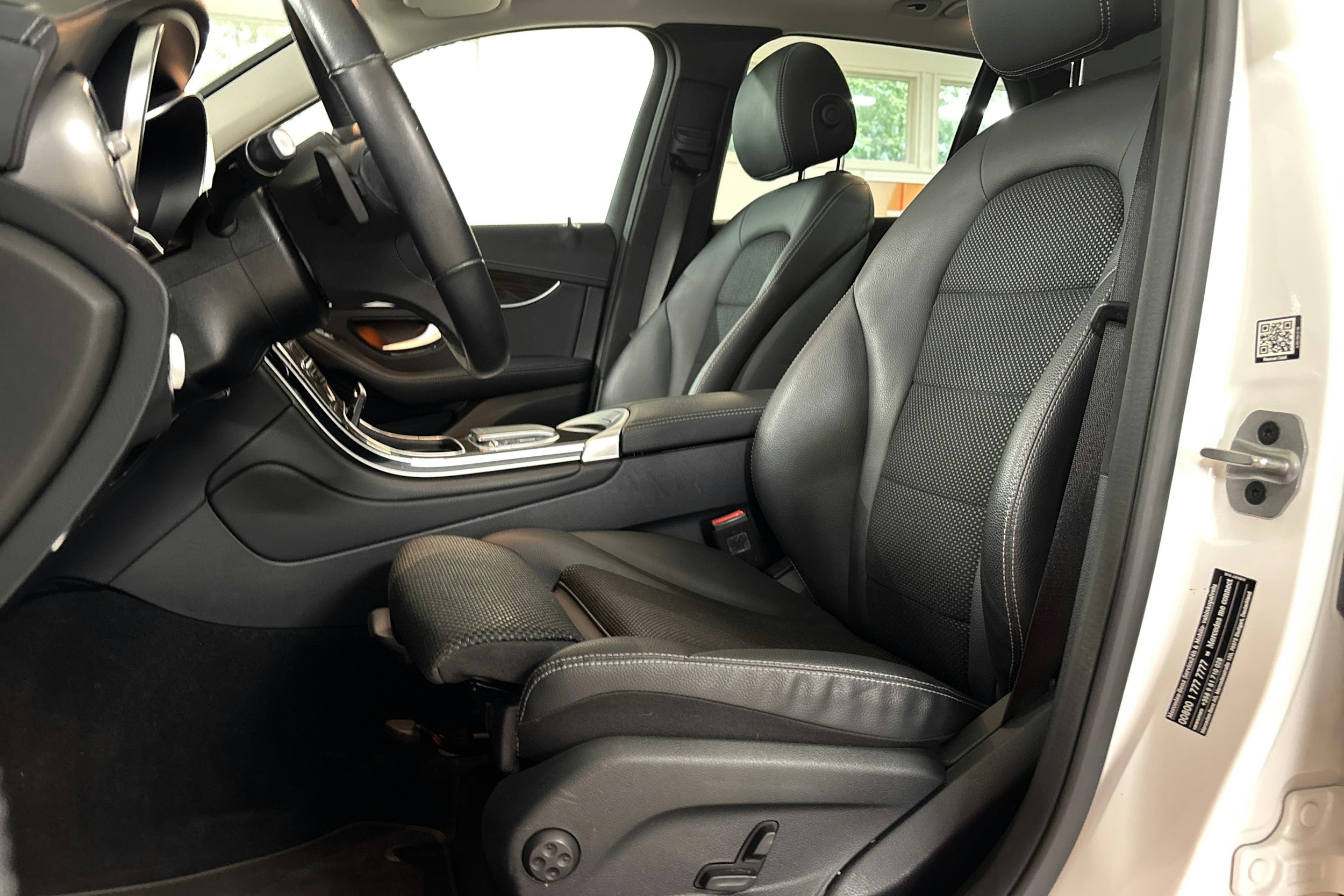 Valkoinen Mercedes-Benz GLC 2022 kuva 30.