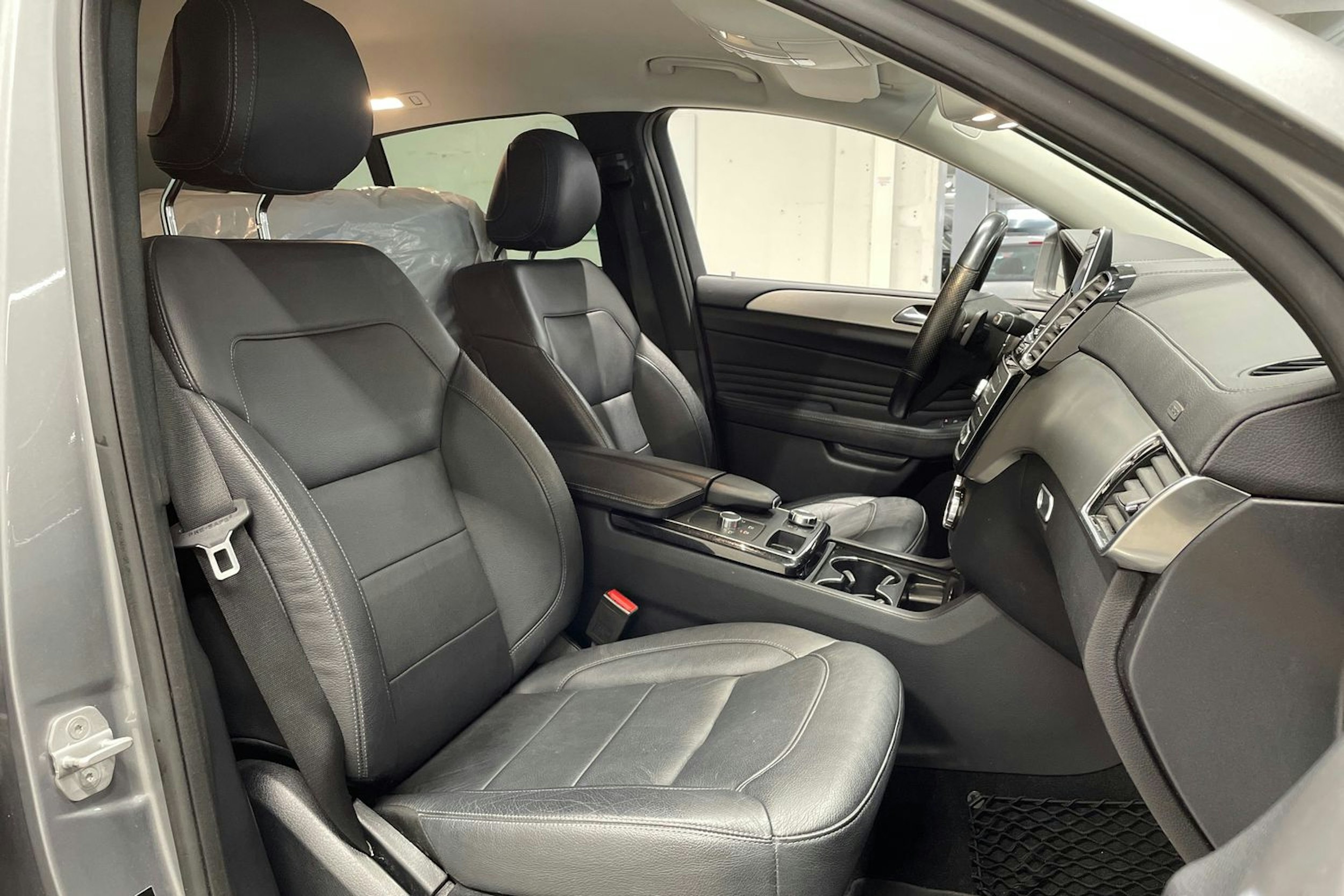 harmaa Mercedes-Benz GLE 2015 kuva 29.