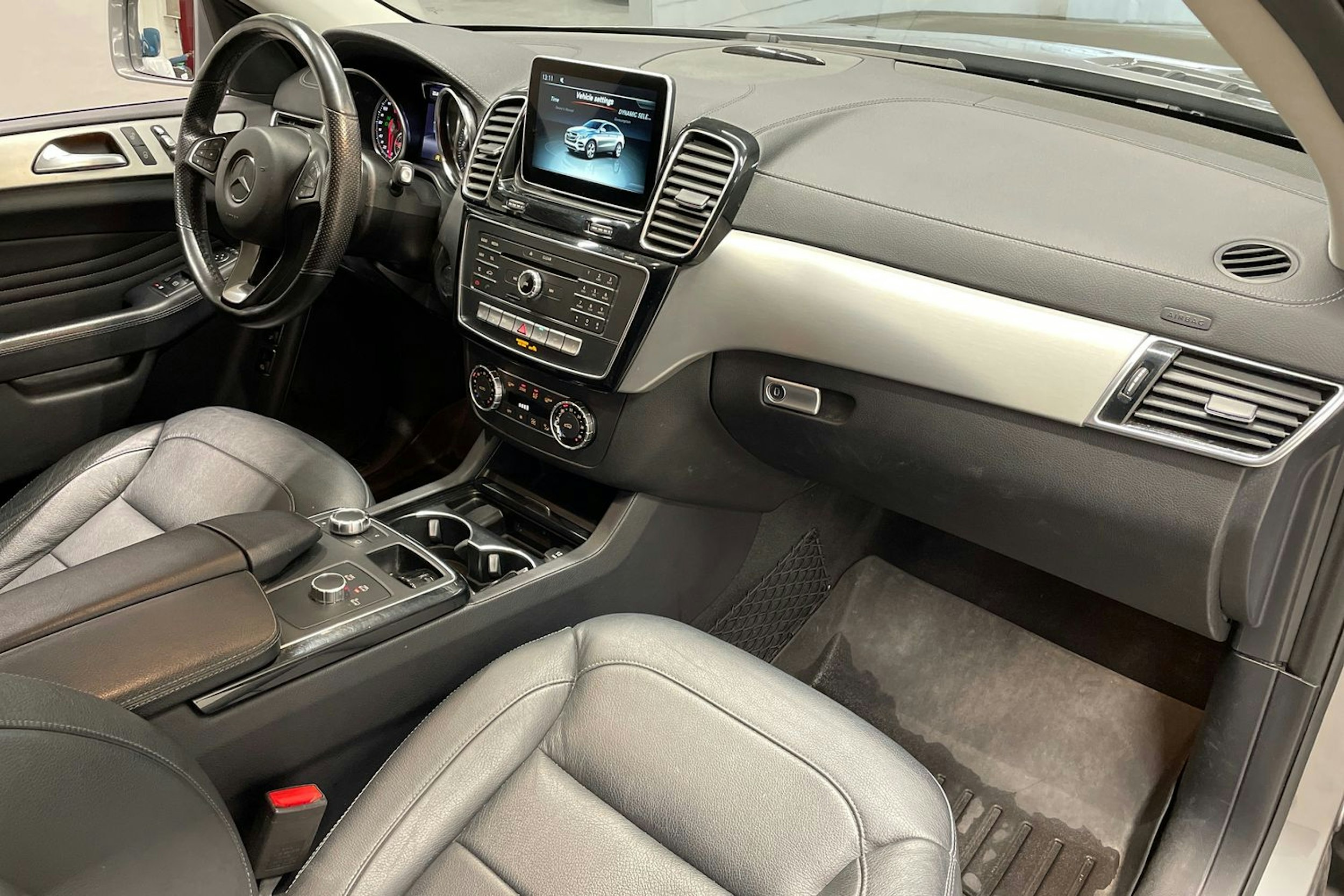 harmaa Mercedes-Benz GLE 2015 kuva 30.