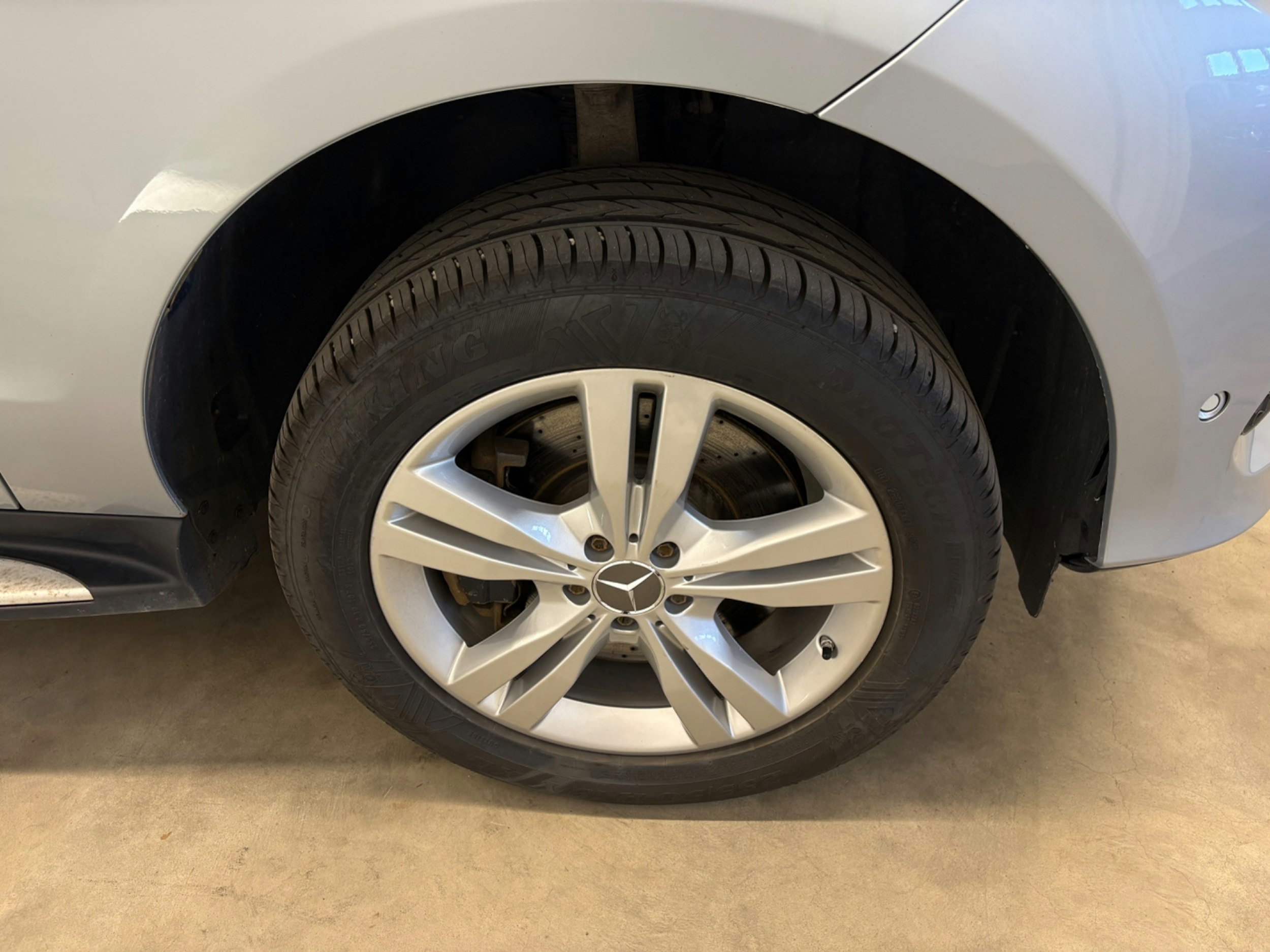 harmaa Mercedes-Benz GLE 2016 kuva 8.