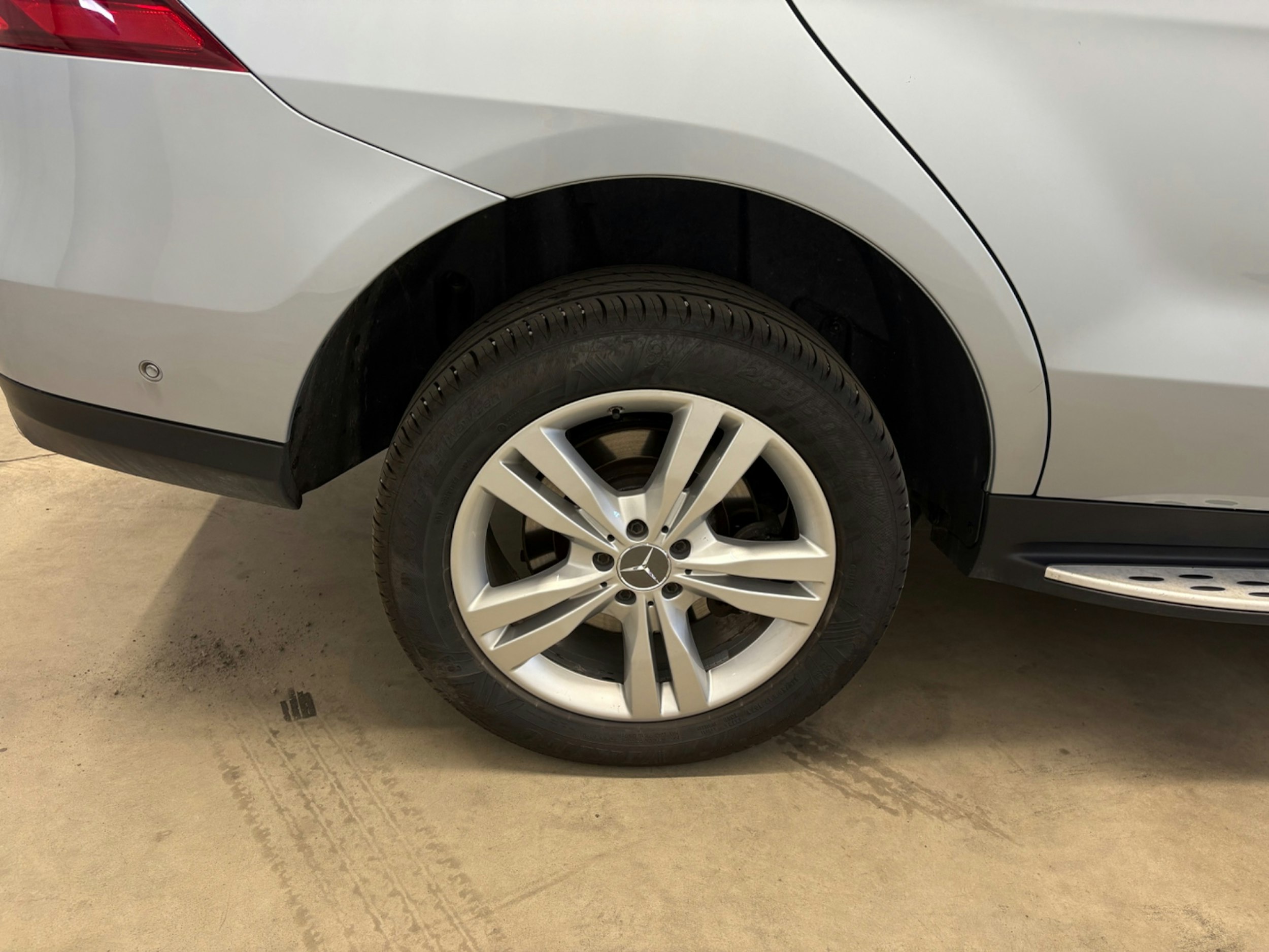 harmaa Mercedes-Benz GLE 2016 kuva 11.