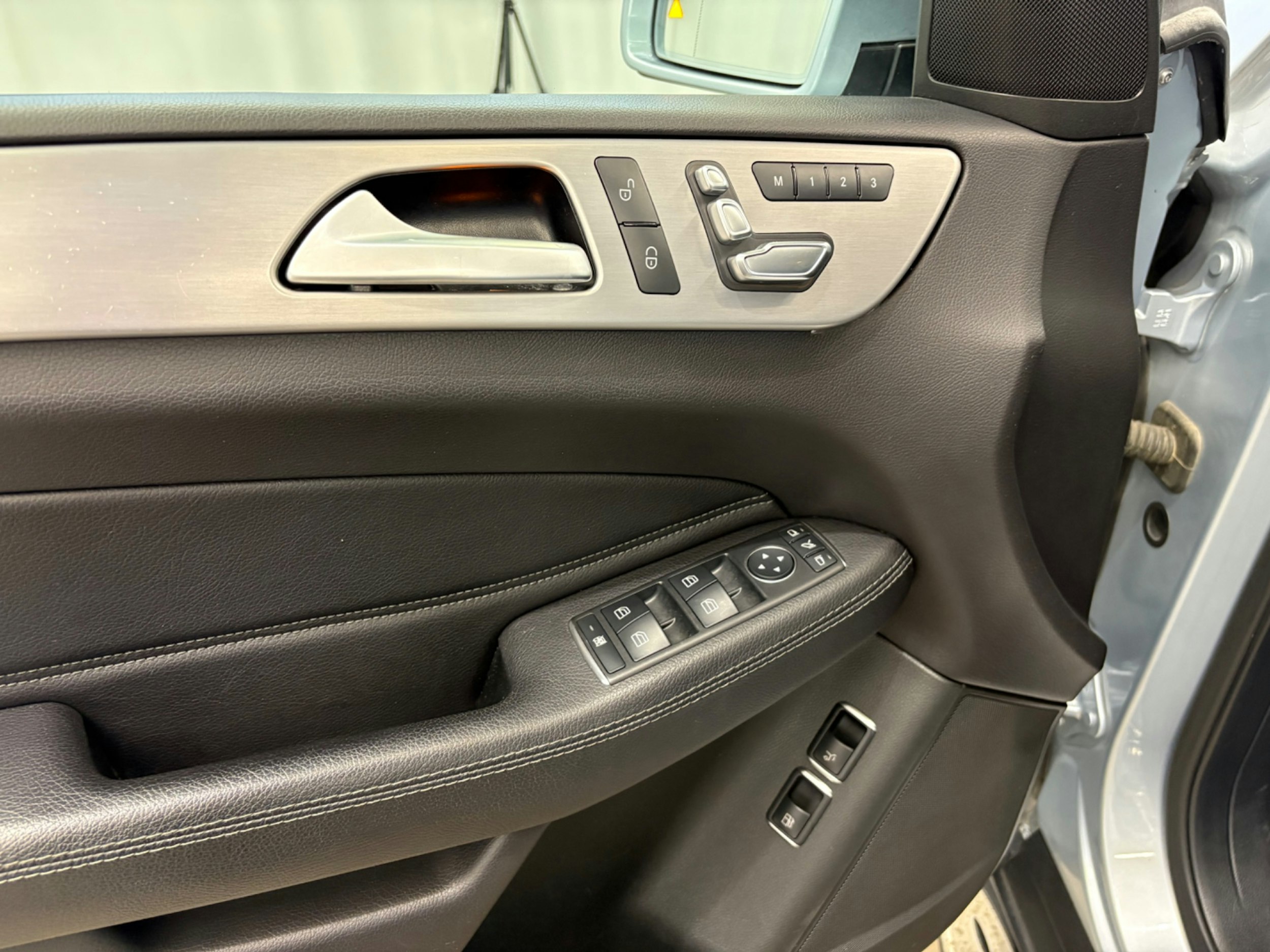 harmaa Mercedes-Benz GLE 2016 kuva 16.