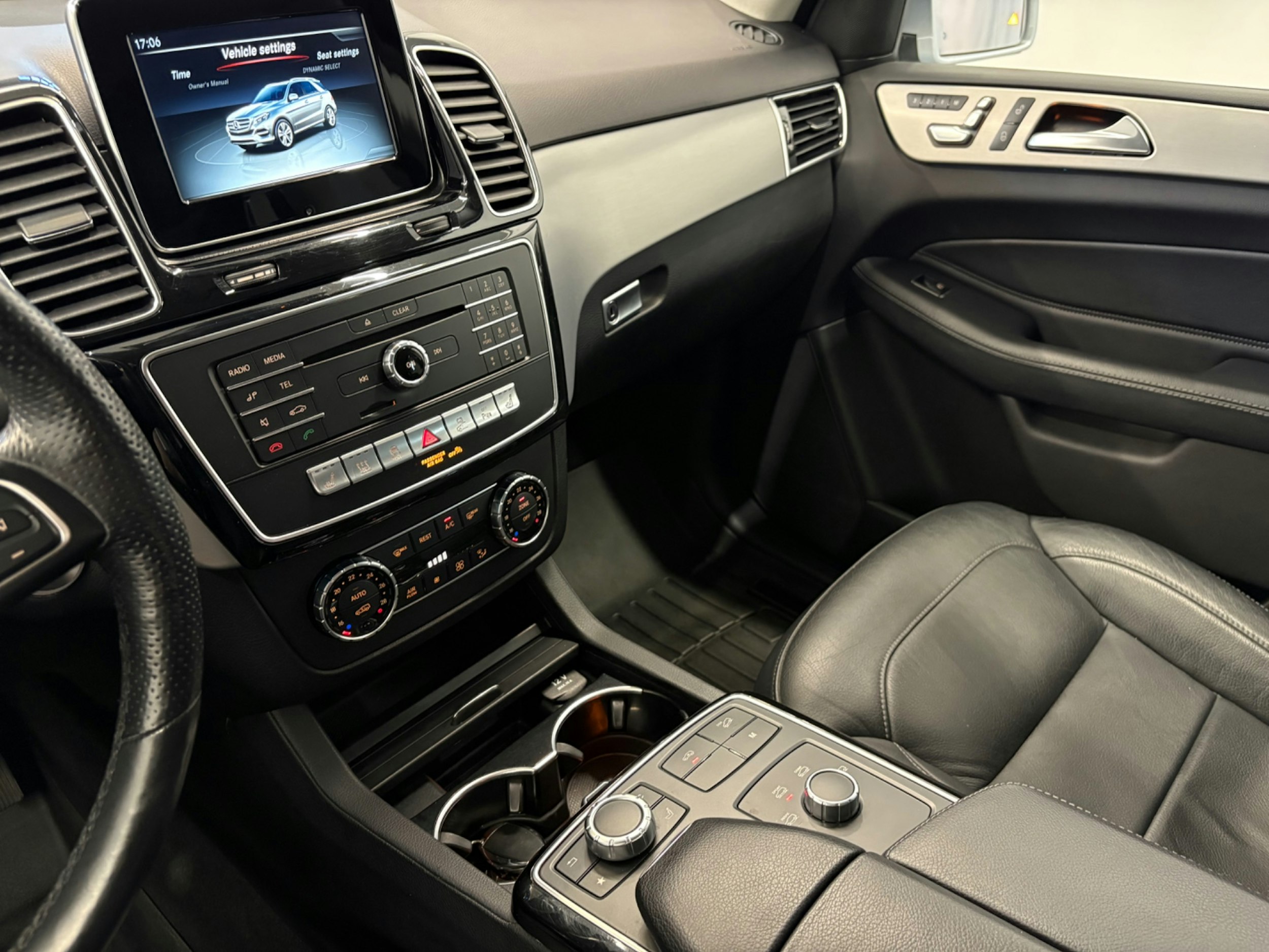 harmaa Mercedes-Benz GLE 2016 kuva 19.